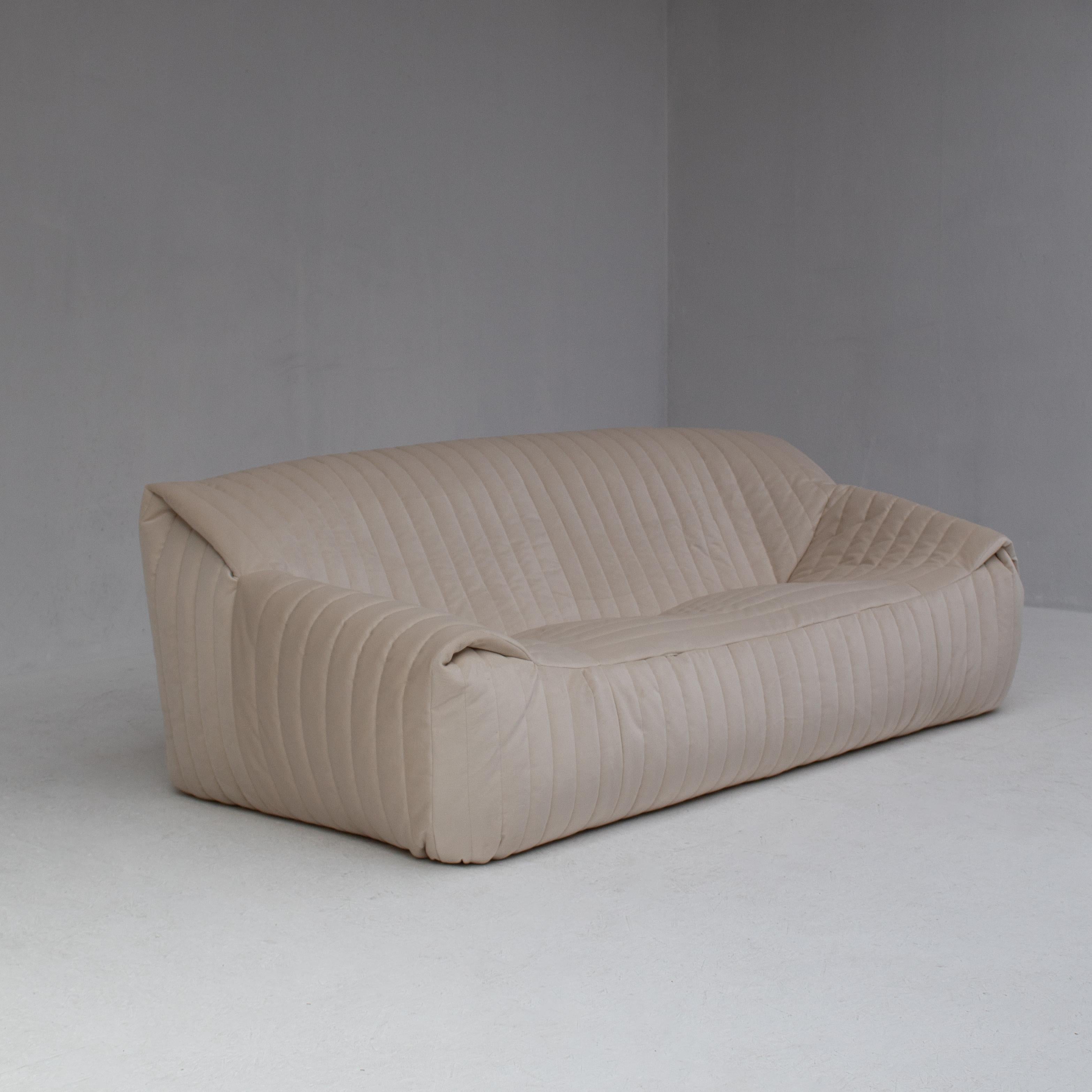The Sandra 3-Seat Sofa was designed by Annie Hieronimus for Cinna in the 1970s, showcasing the designer’s approach to combining modern design with exceptional comfort. Known for her innovative use of forms and materials, Hieronimus created a sofa
