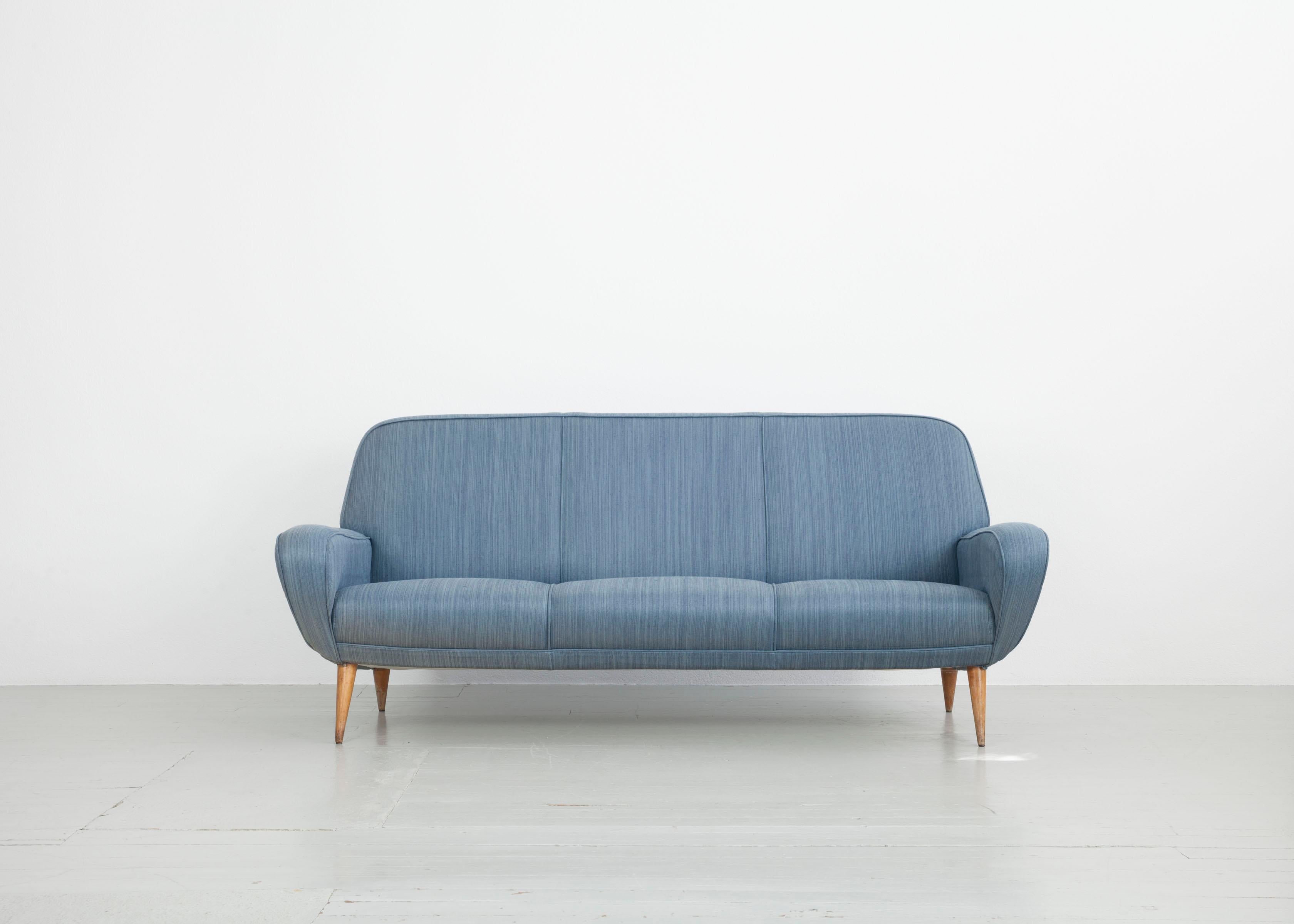 3-Sitz-Sofa Modell „830“ im Design Gianfranco Frattini, Cassina, 1950er Jahre (Italienisch) im Angebot