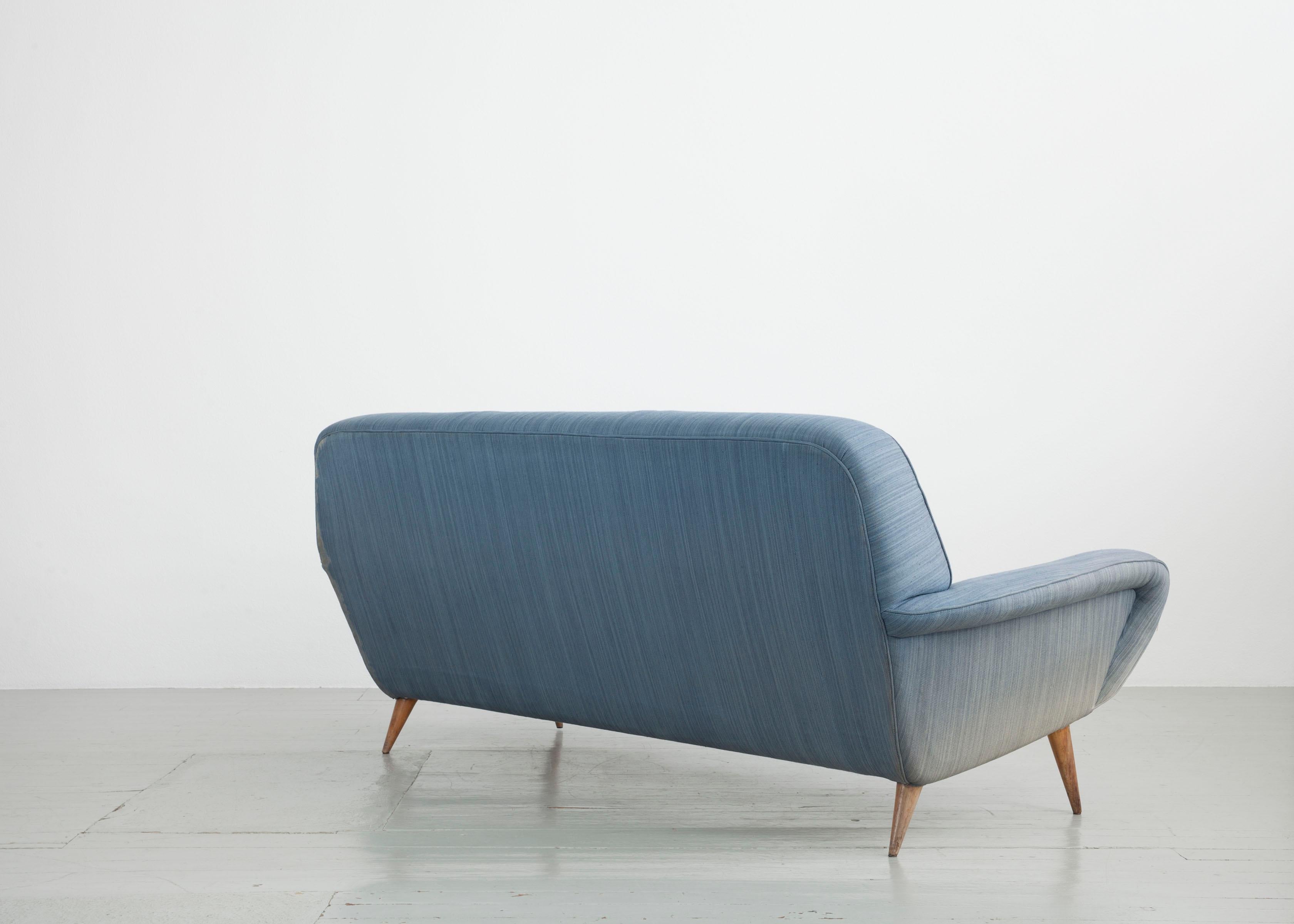 3-Sitz-Sofa Modell „830“ im Design Gianfranco Frattini, Cassina, 1950er Jahre (Stoff) im Angebot