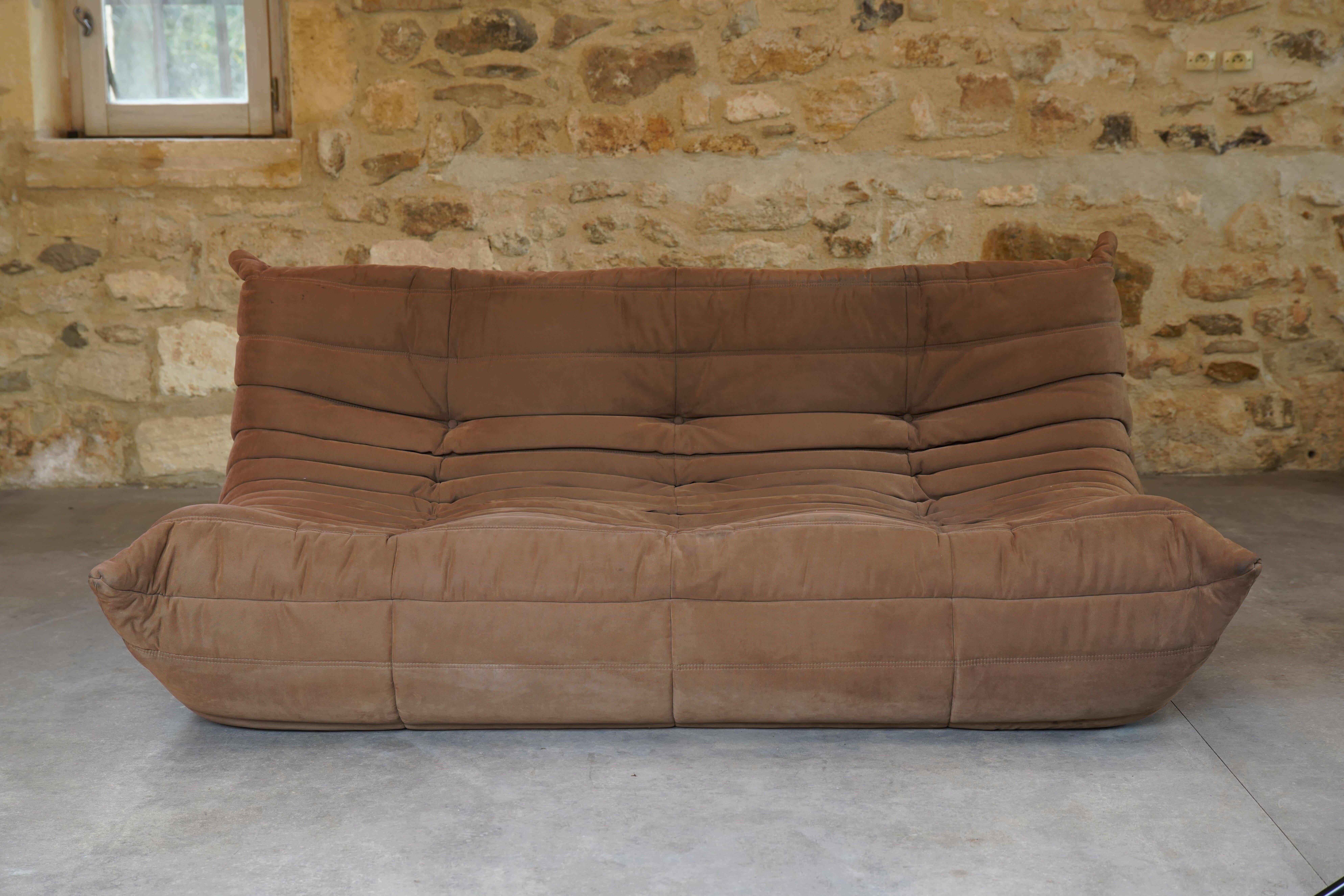 Beautiful 3-seater Togo sofa in brown cotton designed by Michel Ducaroy for Ligne Roset from 2007.

Designer Michel Ducaroy drew inspiration for the Togo's design from an aluminum toothpaste tube noticing it “folded back on itself like a stovepipe