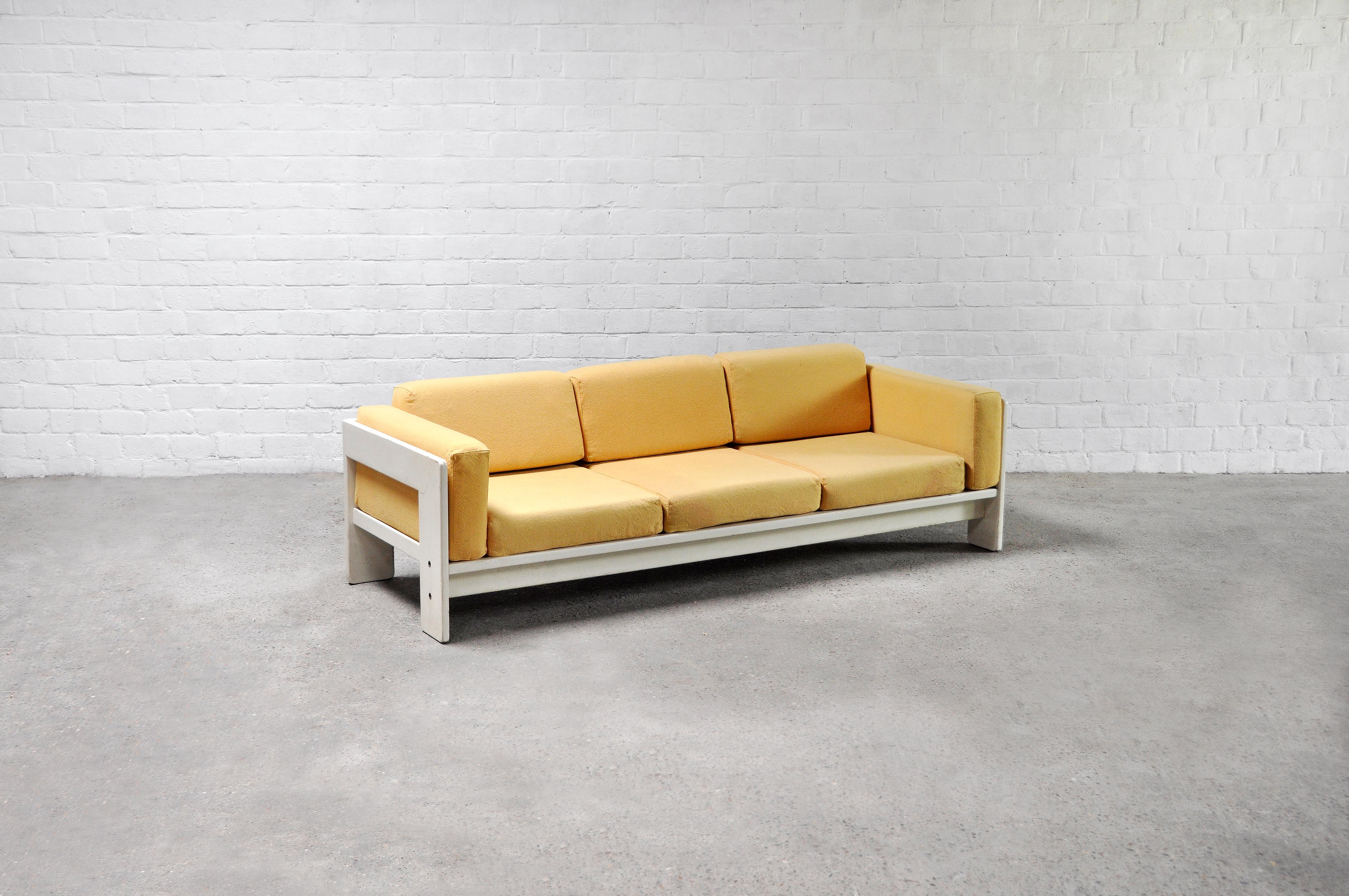 Iconic 3-seater sofa model ''Bastiano'' by Tobia & Afra Scarpa for Knoll, Italy 1960’s. This true classic receives a playful touch thanks to its creme white lacquered frame and yellow cotton upholstery.


Condition report:
Structuraly great, all
