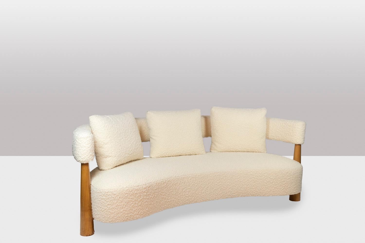 3-seater “bean” or curved sofa, with a gap between the bottom of the backrest and the seat, composed of 4 conical legs in slightly veined solid blond beech interlocking in the backrest, its 3 removable cushions and a fabric with fine white