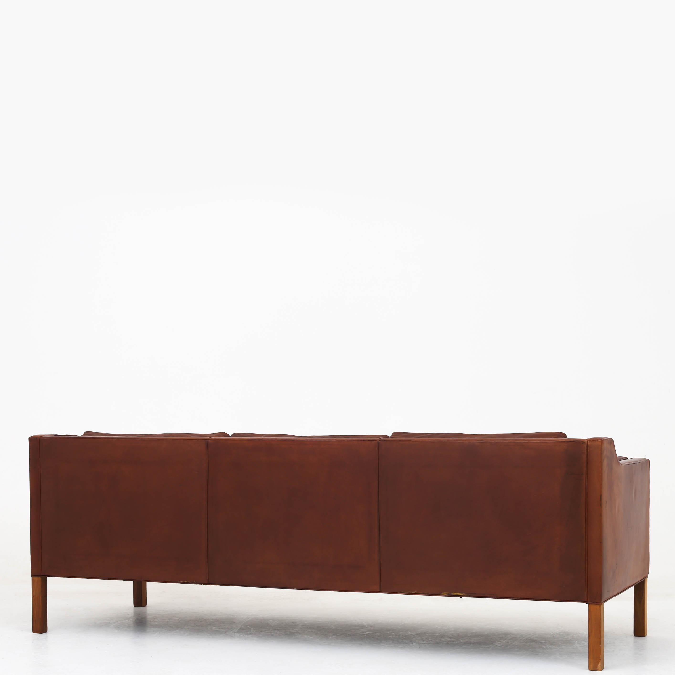 BM 2213 - 3-seater sofa in original, patinated aniline leather with down filling and legs in walnut. Maker Fredericia Furniture.
