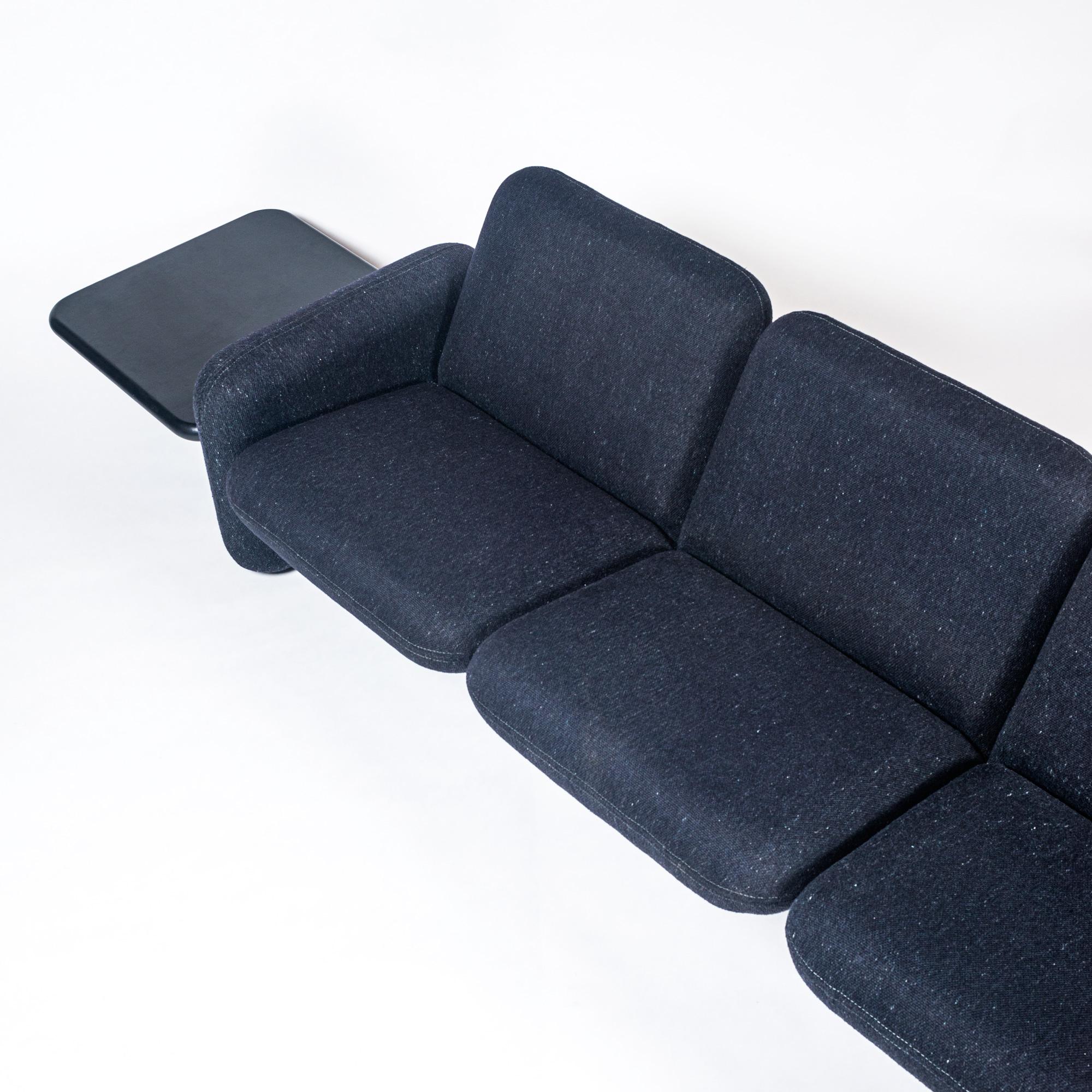 3-sitziges Chiclet-Sofa mit Beistelltischen aus schwarzem Leder, entworfen von Ray Wilkes für Herman Miller, ca. 1970er Jahre. Das Sofa ist mit dem ursprünglichen blau-schwarzen Wollstoff bezogen. Kann gegen Aufpreis neue Beistelltische aus Hartholz