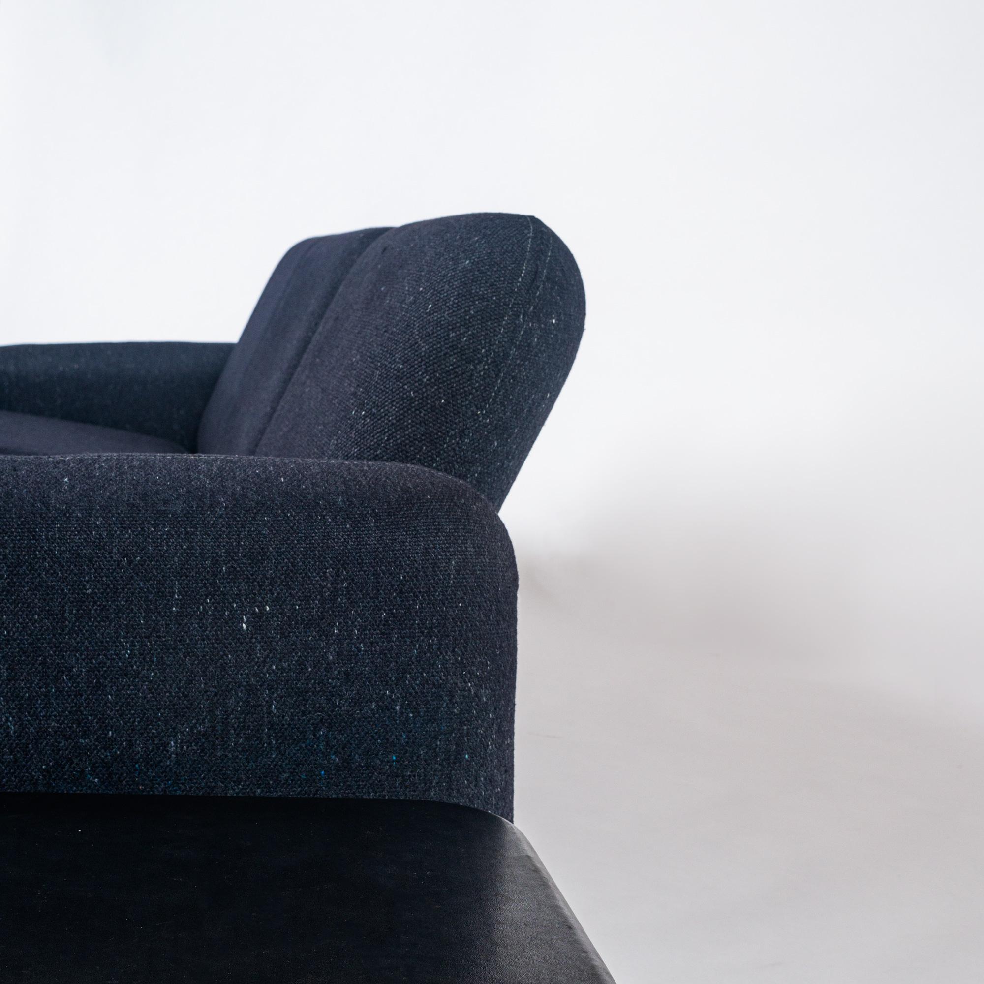 3sitziges Chiclet-Sofa mit Beistelltischen (Postmoderne) im Angebot
