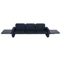 3sitziges Chiclet-Sofa mit Beistelltischen