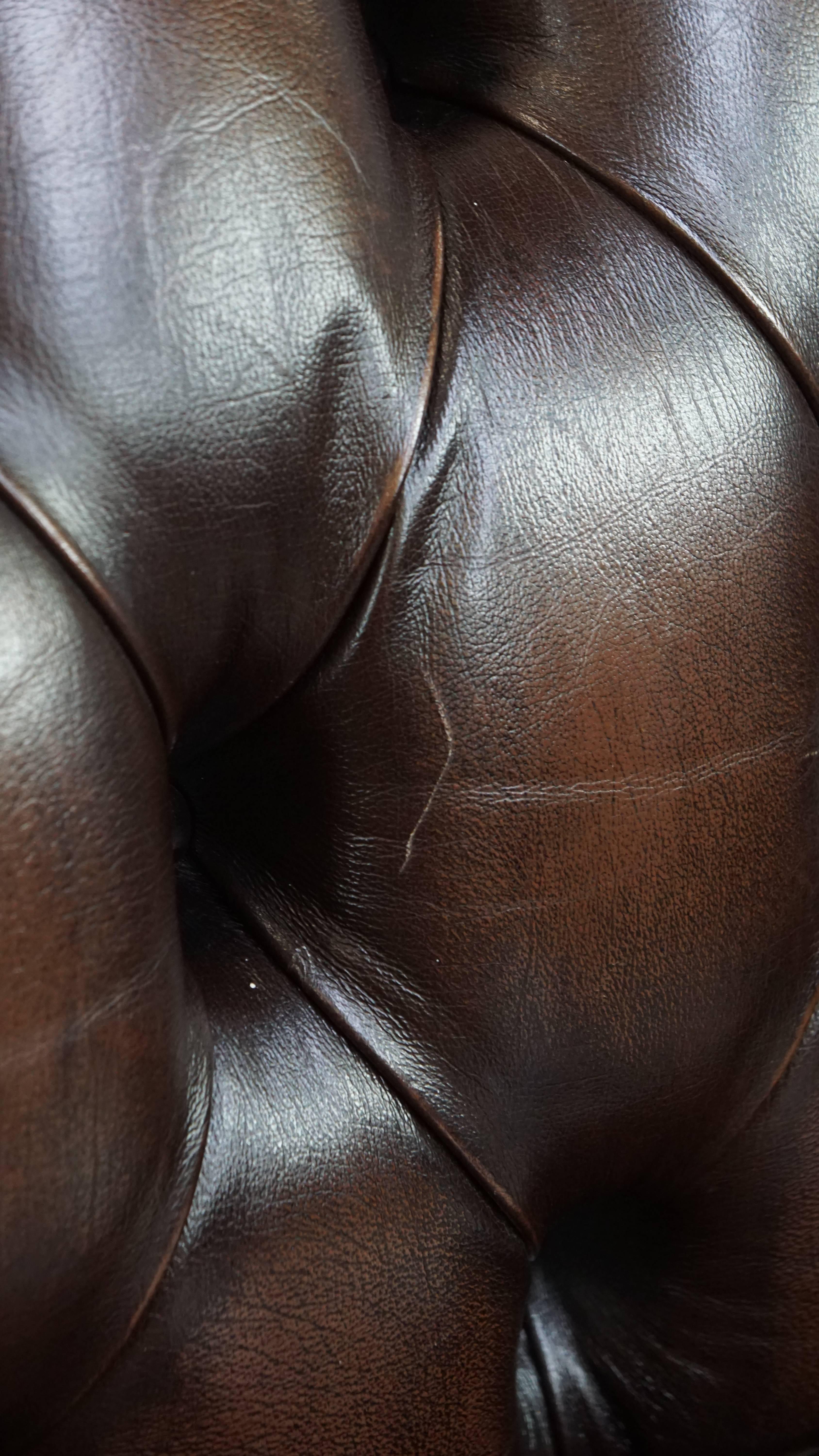 Sofá Chesterfield de 3 plazas en piel de vaca de estilo inglés en venta 9