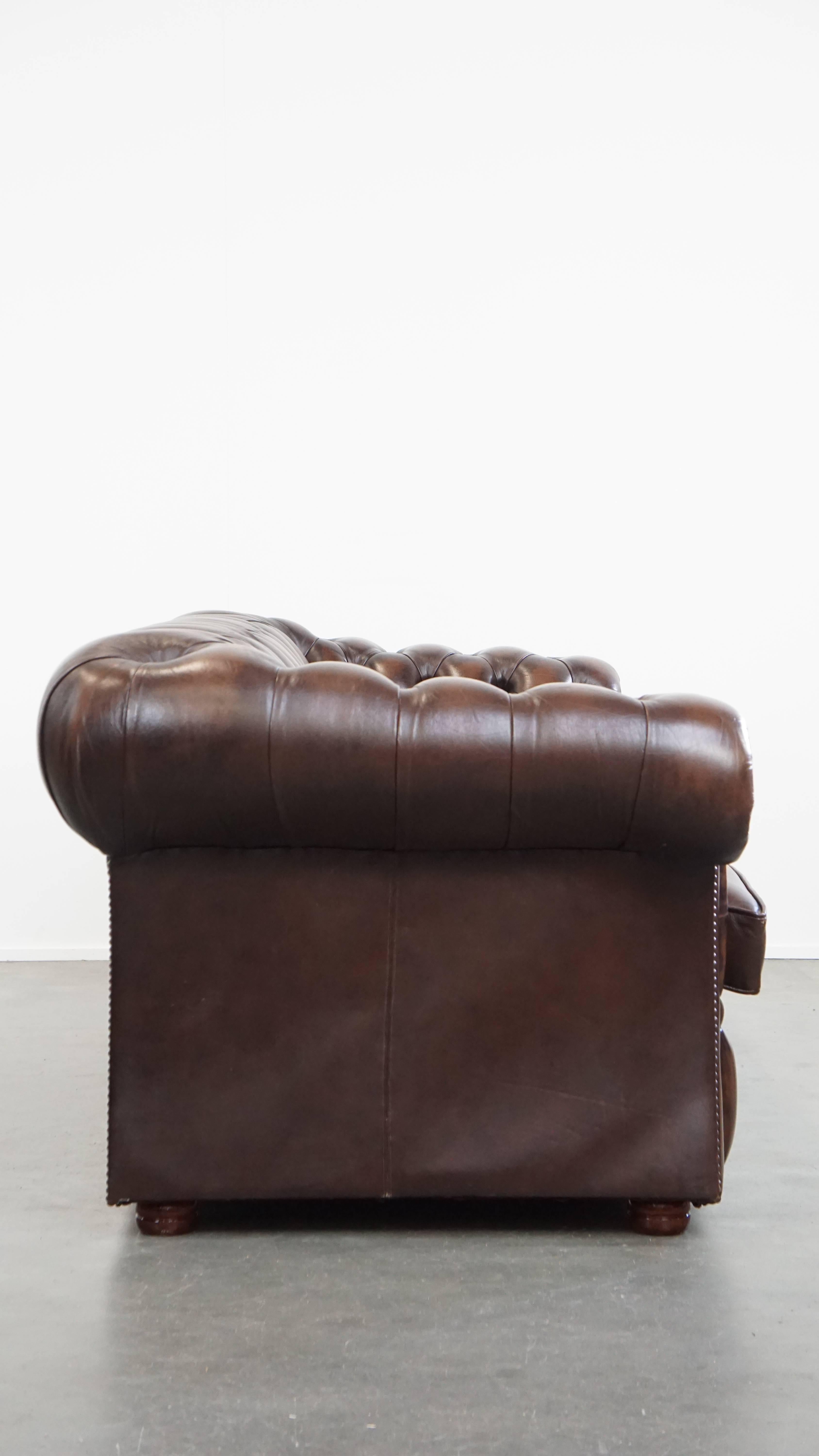 Se ofrece: este lujoso y encantador sofá Chesterfield de 3 plazas en piel de vacuno de estilo inglés, con un aspecto intemporal en un cálido tono marrón. Este precioso sofá Chesterfield de 3 plazas de estilo inglés y color marrón oscuro, fabricado
