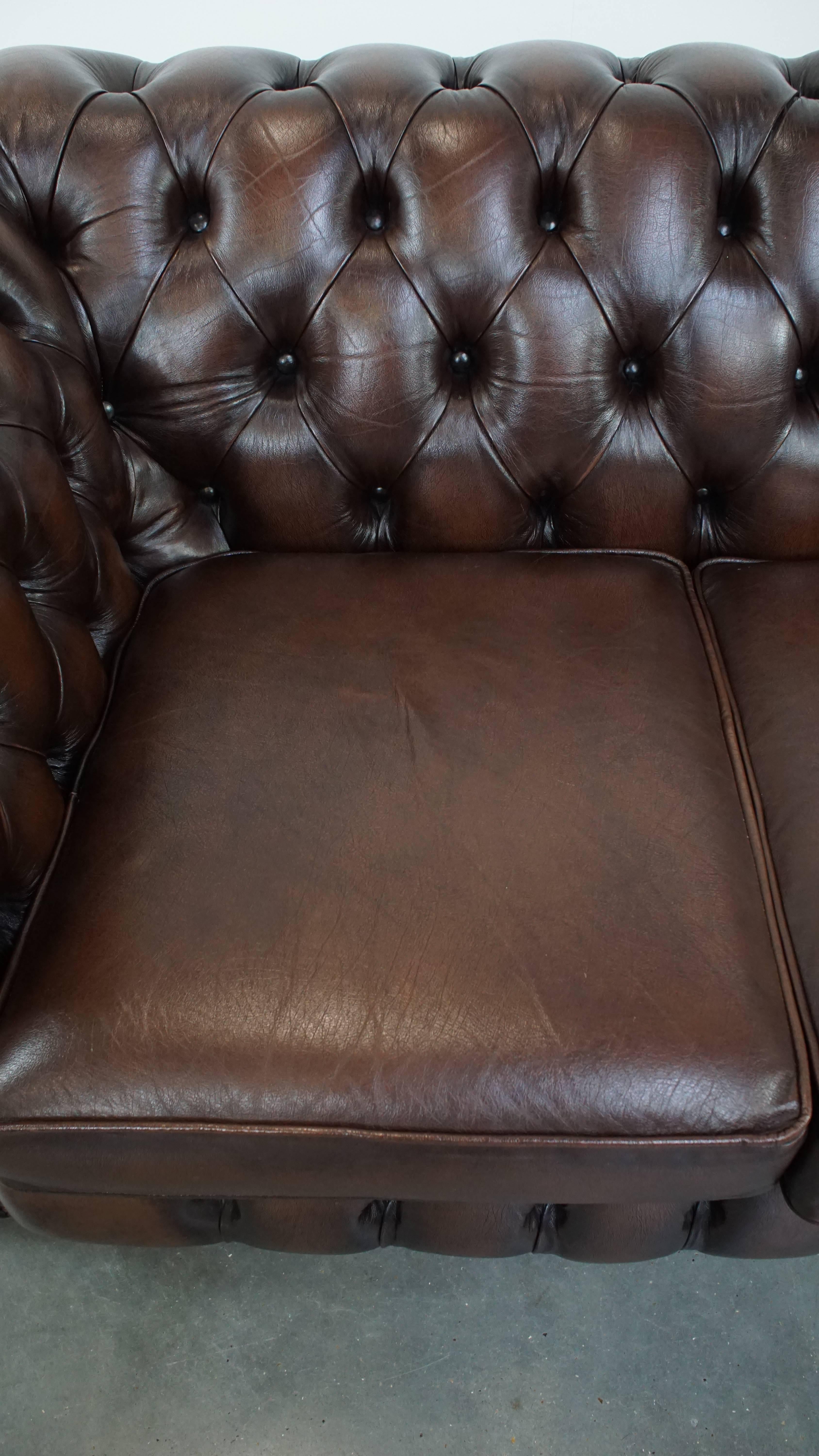 Sofá Chesterfield de 3 plazas en piel de vaca de estilo inglés siglo XX en venta