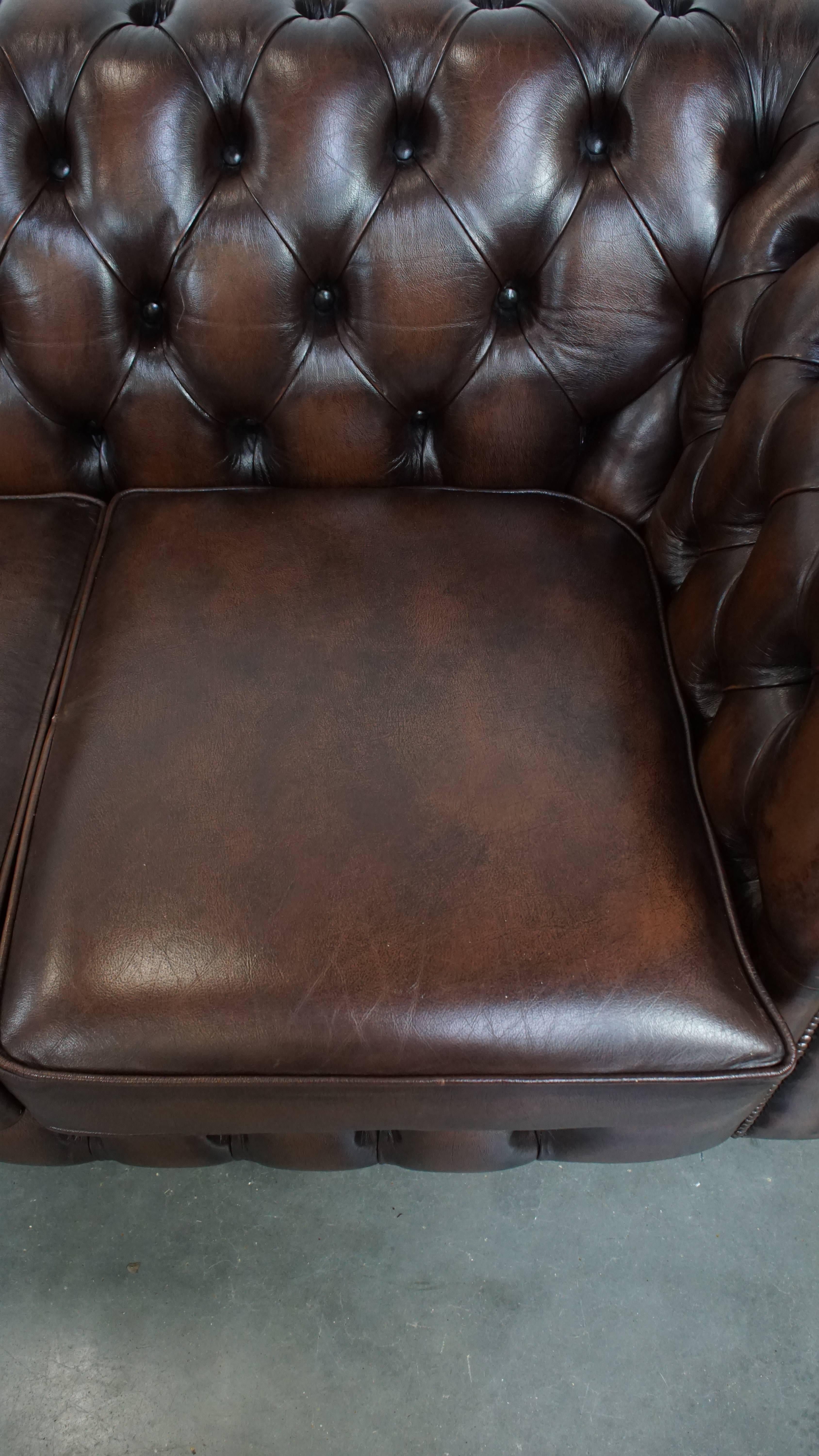 Sofá Chesterfield de 3 plazas en piel de vaca de estilo inglés en venta 1