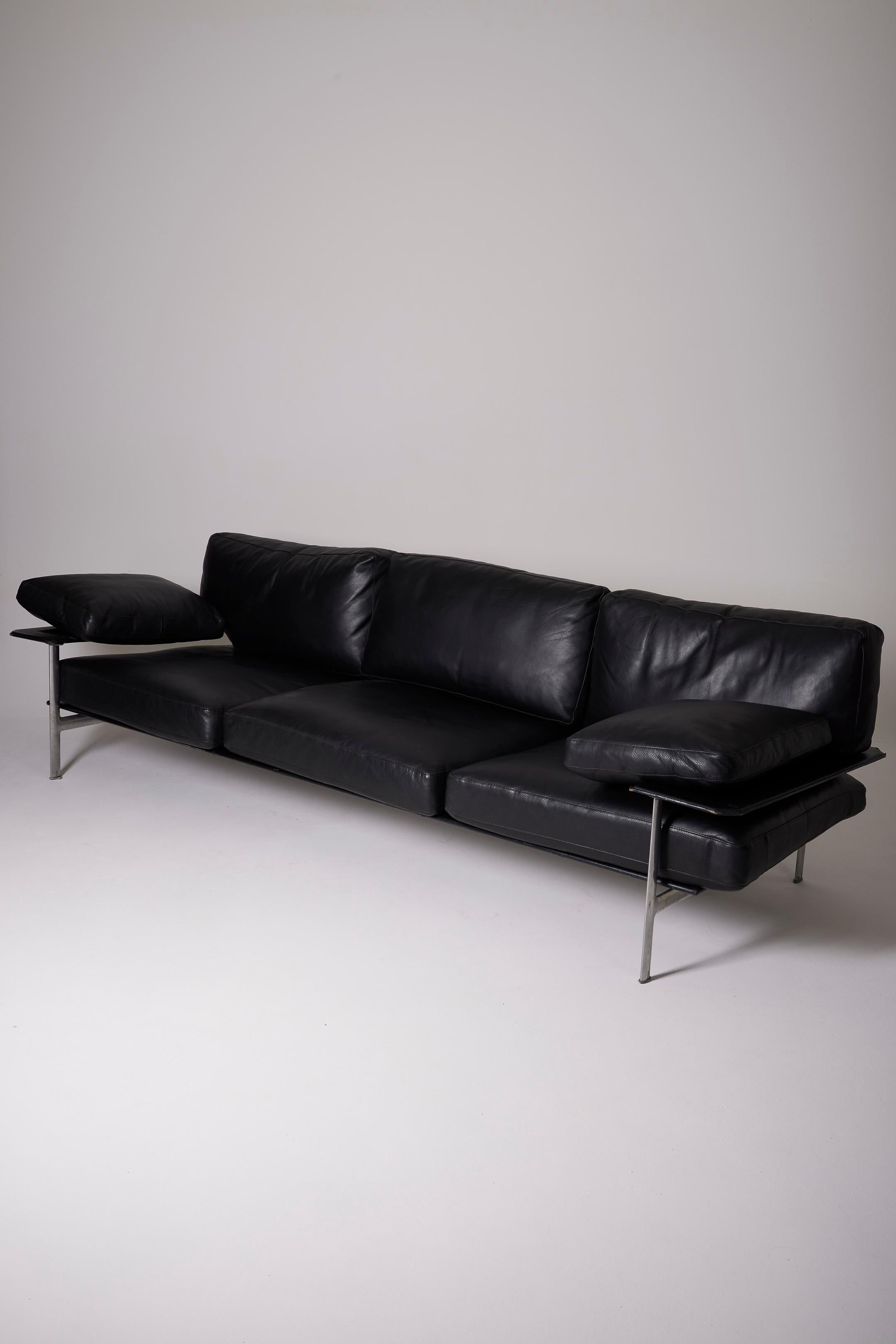 3 or 4-seater sofa model 'Dieses' in black leather by designers Antonio Citterio (1950-) & Paolo Nava (1943-) for B&B Italia. The structure is in metal and the covering in original black leather. Good condition.
DV617