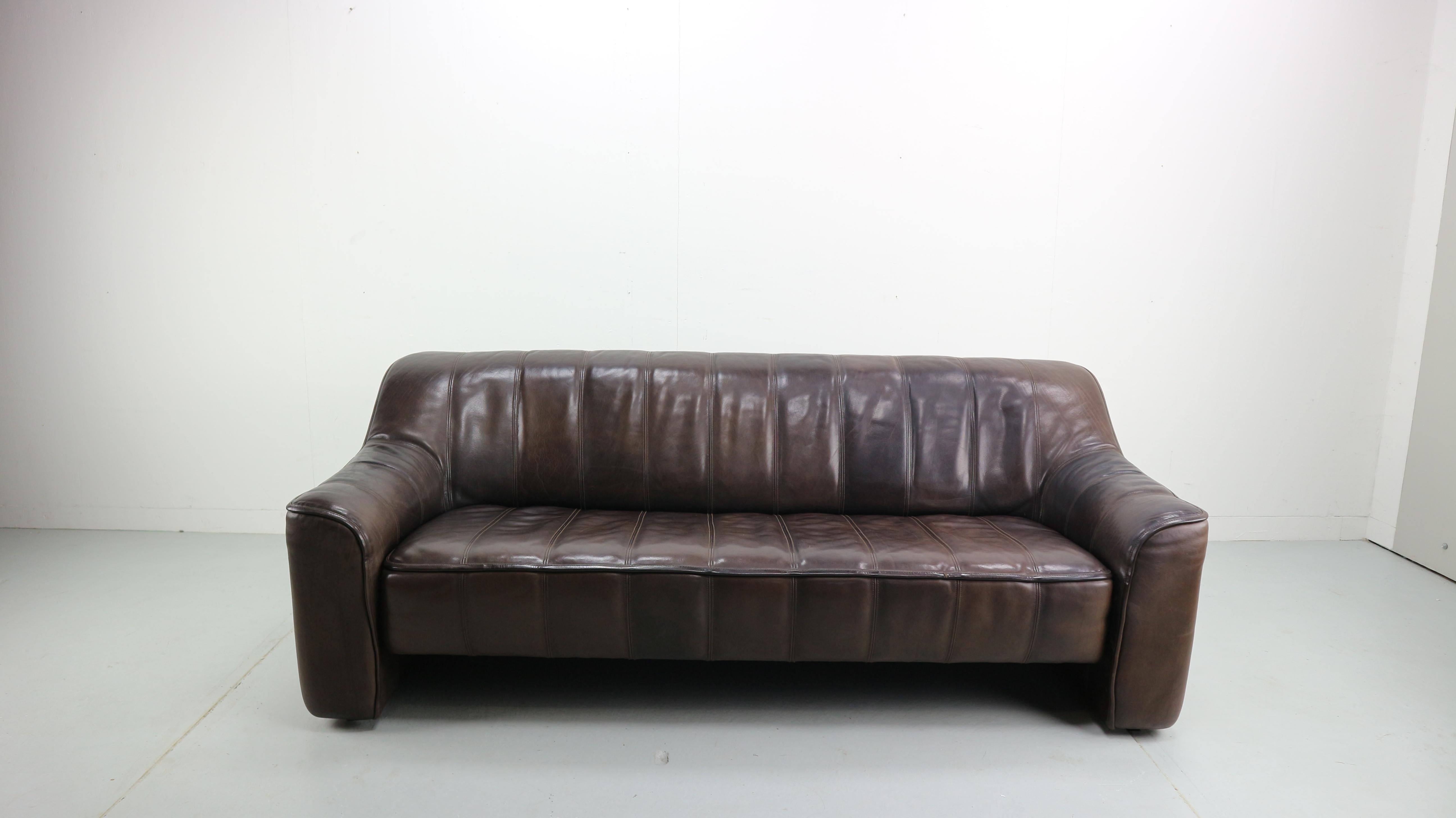 This model DS-44 sofa was designed by the design team at De Sede and were produced by De Sede in Switzerland during the 1970s. Made from thick buffalo leather, the sofa can be adjustable to a sleeping sofa- daybed.
Measurement of sleeping