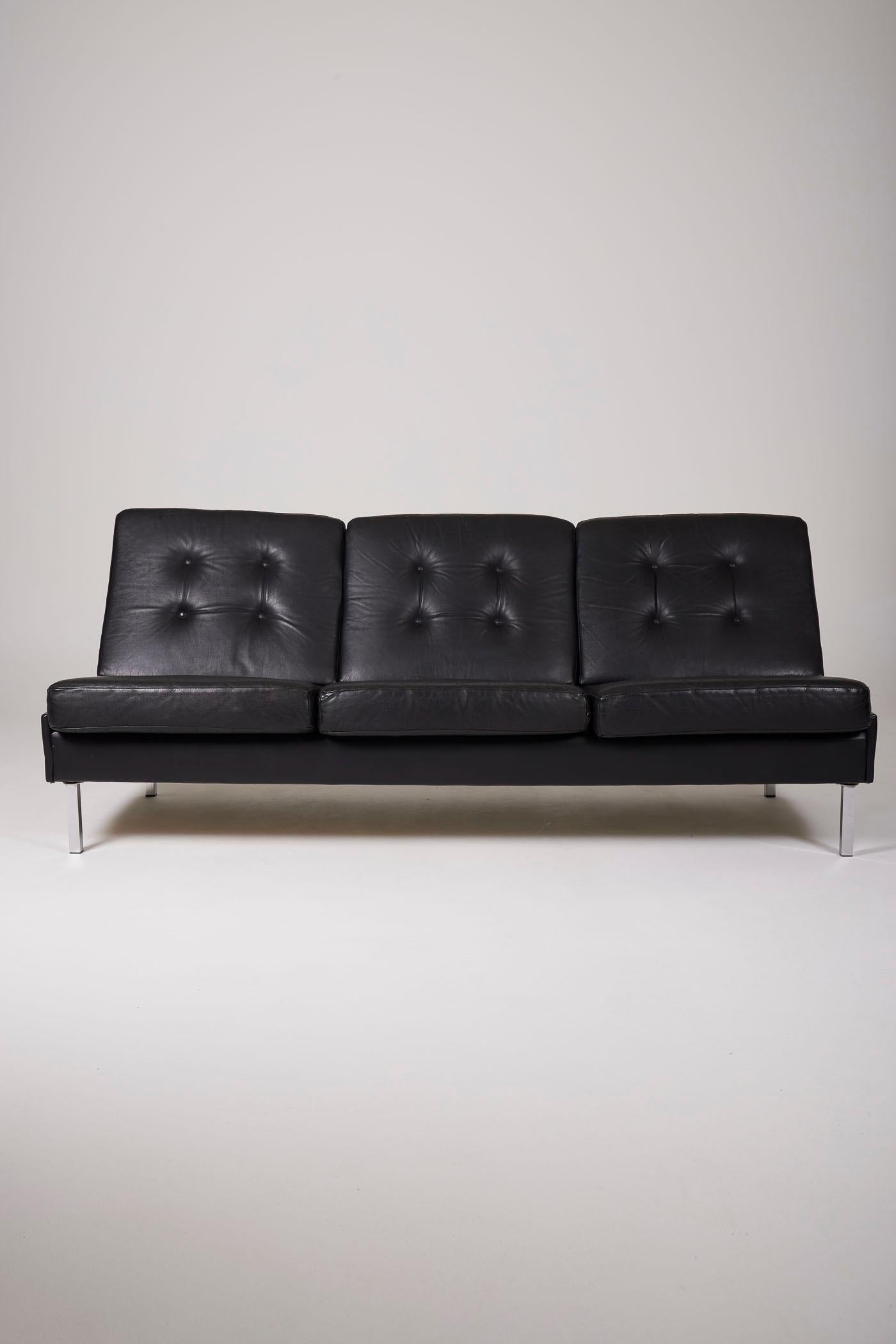 3-seater black leather sofa with tufted design and chrome legs from the 1970s. This model is also available in a 2-seater version. In perfect condition.
DV413