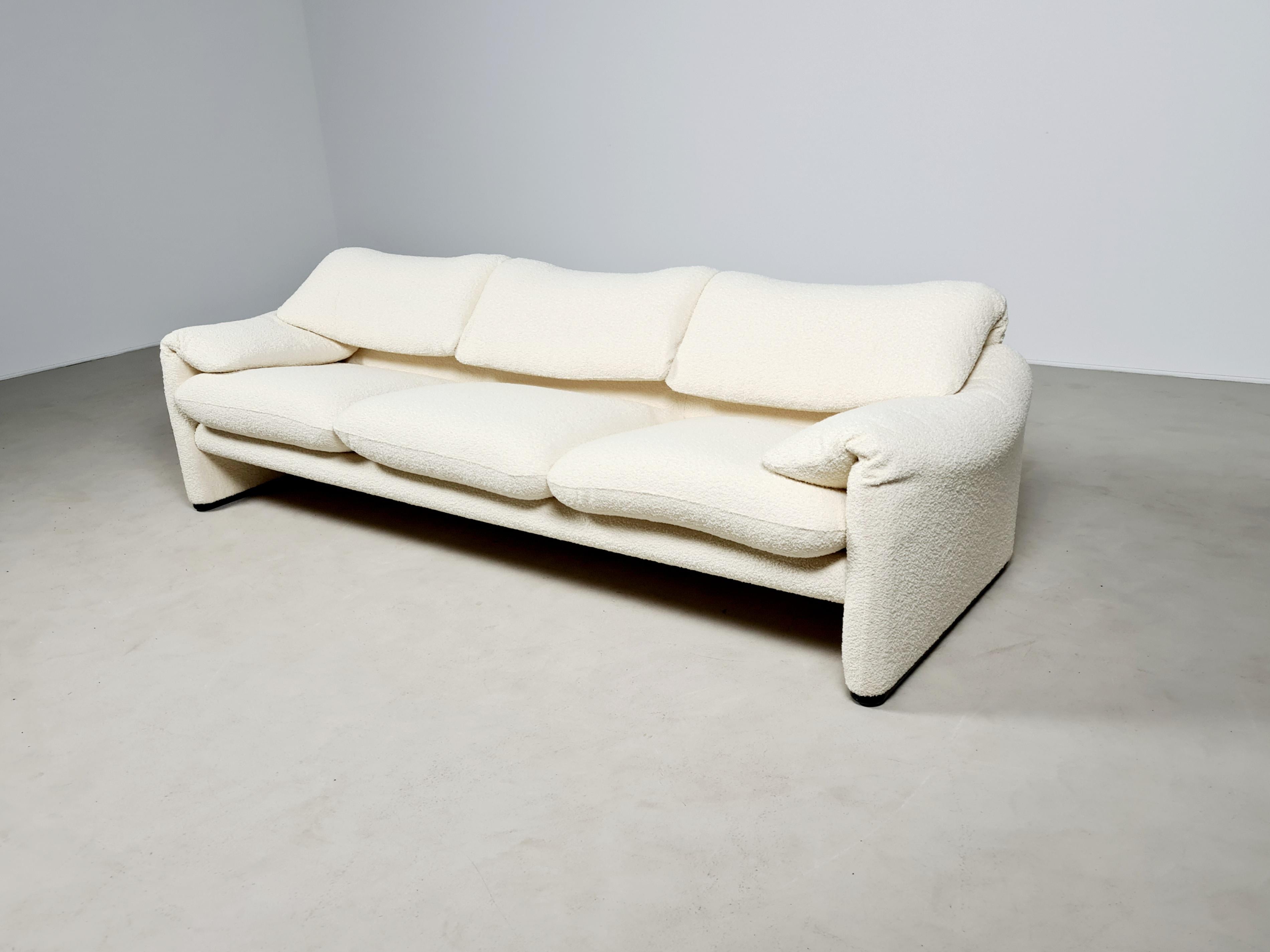 This Maralunga sofa was designed by Vico Magistretti for Cassina in 1973. It is an original version of the seventies. Reupholstered in a creme bouclé by Bisson Bruneel. With steel structure. The backrests can be raised or lowered for total comfort.