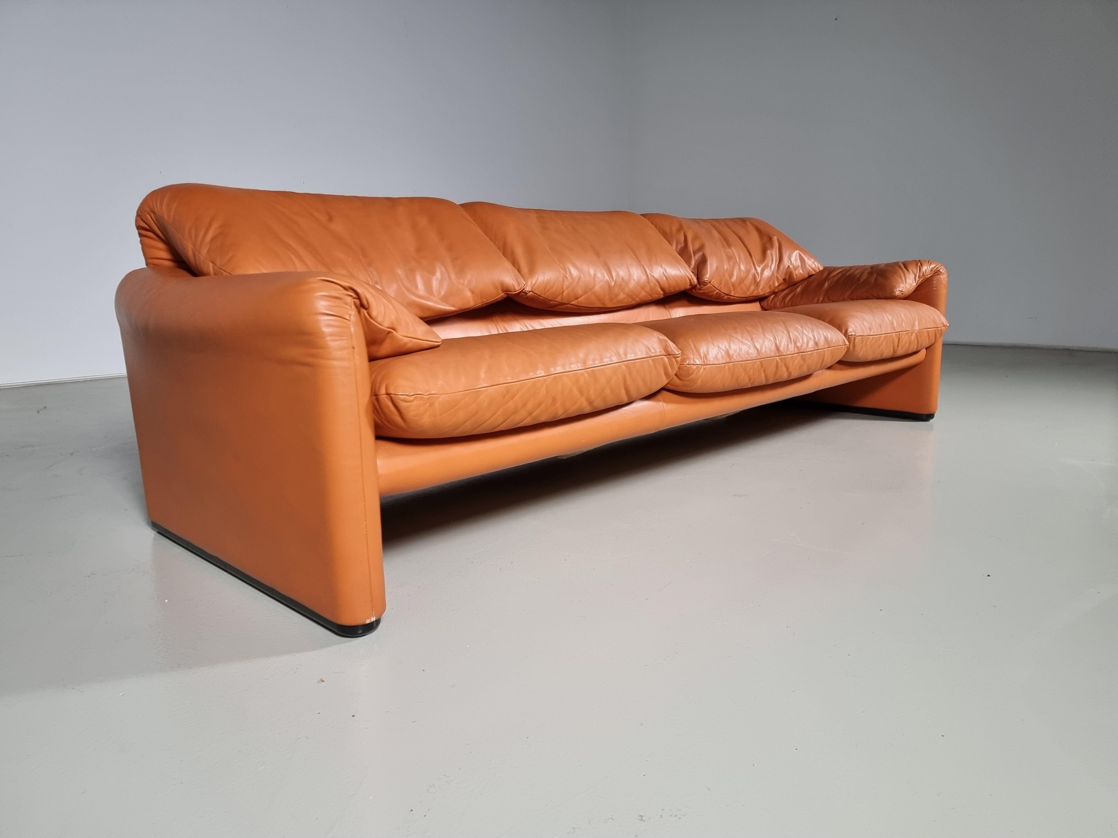 This Maralunga sofa was designed by Vico Magistretti for Cassina in 1973. It is an original version from the seventies. The amazing original cognac leather is in very good condition. With steel structure. The backrests can be raised or lowered for