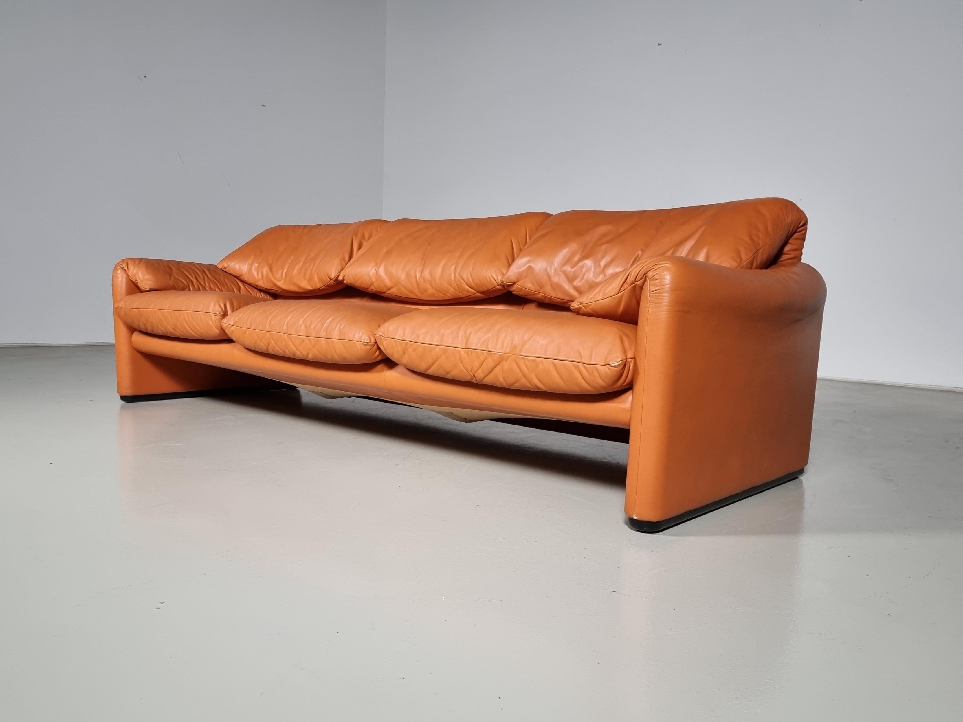Mid-Century Modern 3-Seater Maralunga Sofa by Vico Magistretti for Cassina, 1970s