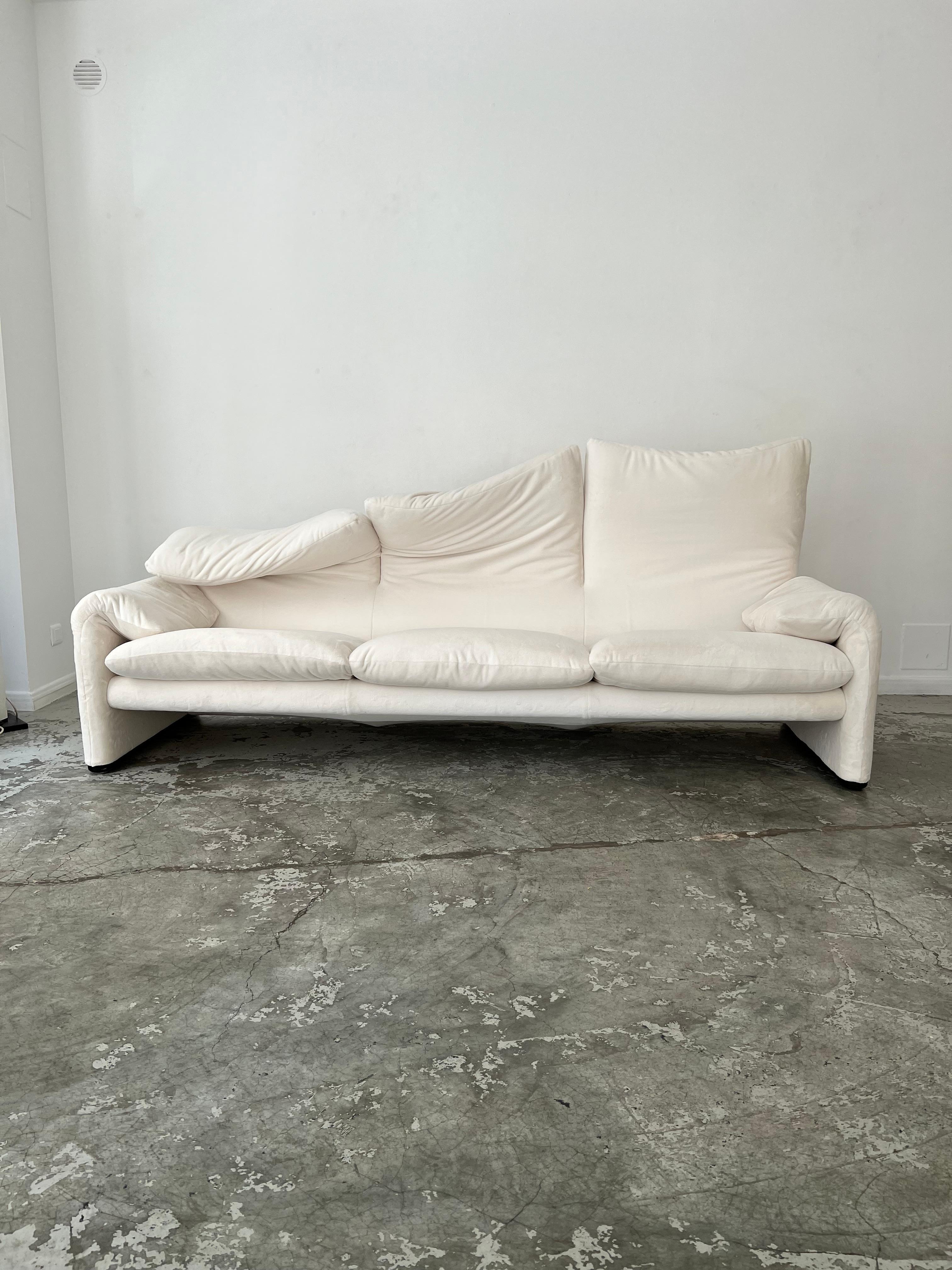 Das Maralunga-Sofa wurde 1973 von Vico Magistretti für die italienische Firma Cassina entworfen. Bekannt für seine Kreationen in einfachen, essentiellen Formen und unter Verwendung von für die damalige Zeit innovativen MATERIALEN, ging er zahlreiche