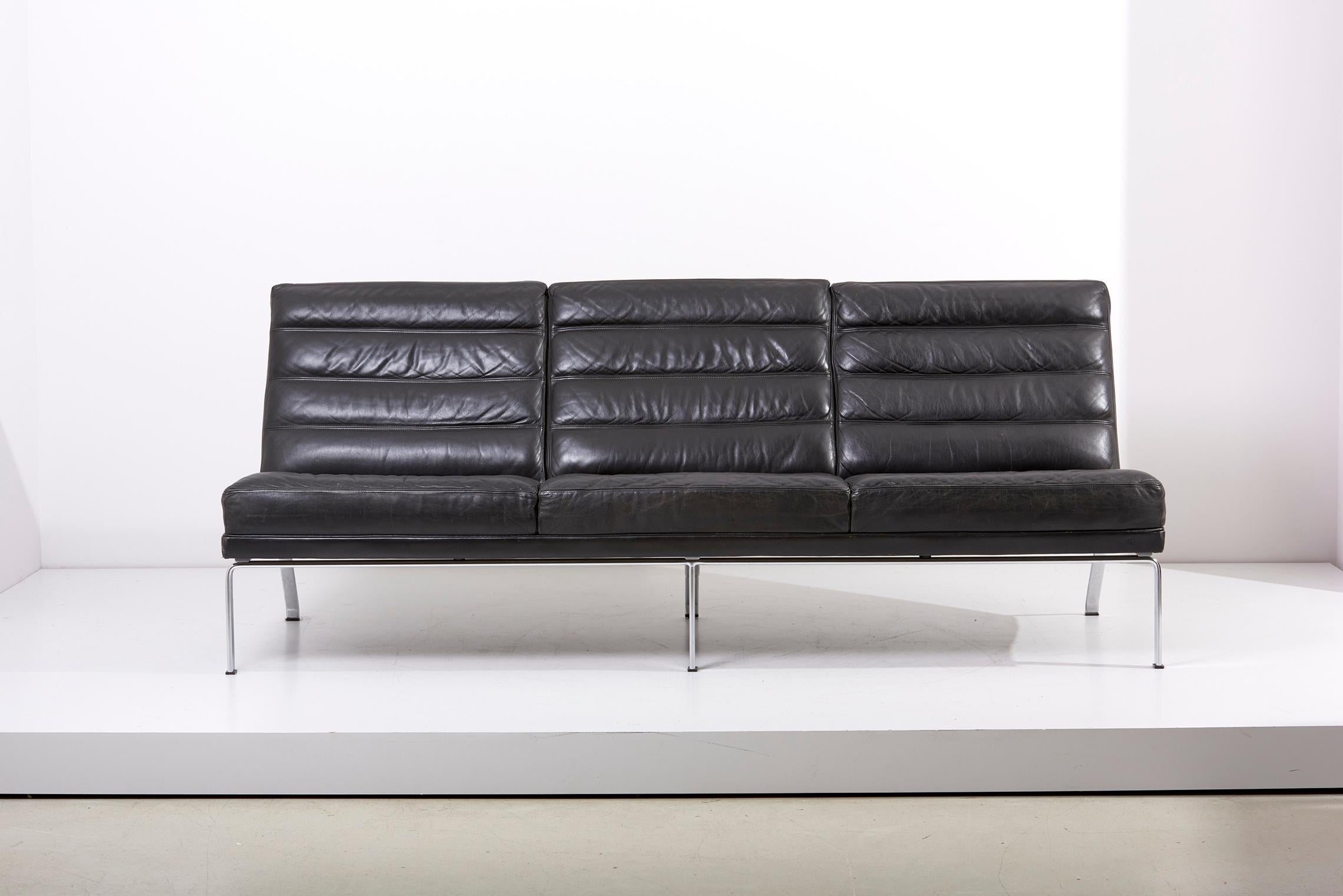 3-Sitzer Sofa in schwarzem Leder von Horst Brüning für Kill International, Deutschland, 1960er Jahre
Sehr guter Originalzustand.