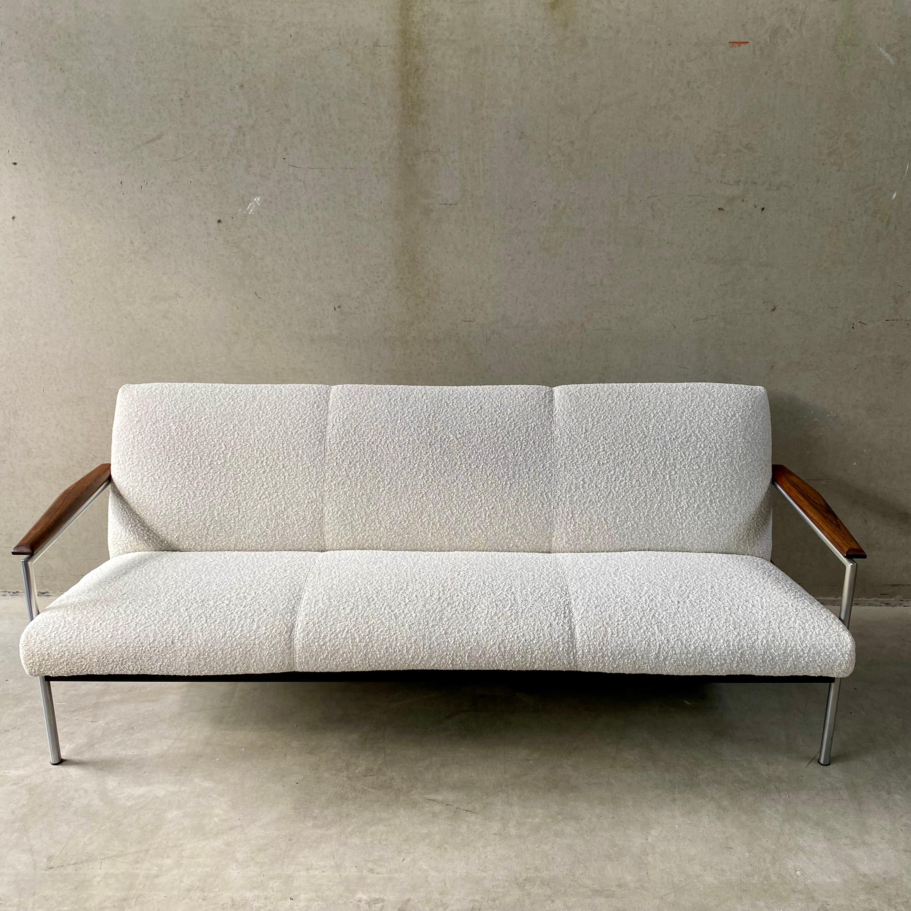 MID-CENTURY 3-SEATER SOFA WITH ITALIAN WALNUT ARMRESTS AND BOUCLÉ FABRIC FOR TOPFORM, NETHERLANDS 1970s

Refurbished TOPFORM 3-seater sofa from the 70s. Spacious and comfortable vintage sofa in boucle fabric and renewed foam. Very comfortable. Some