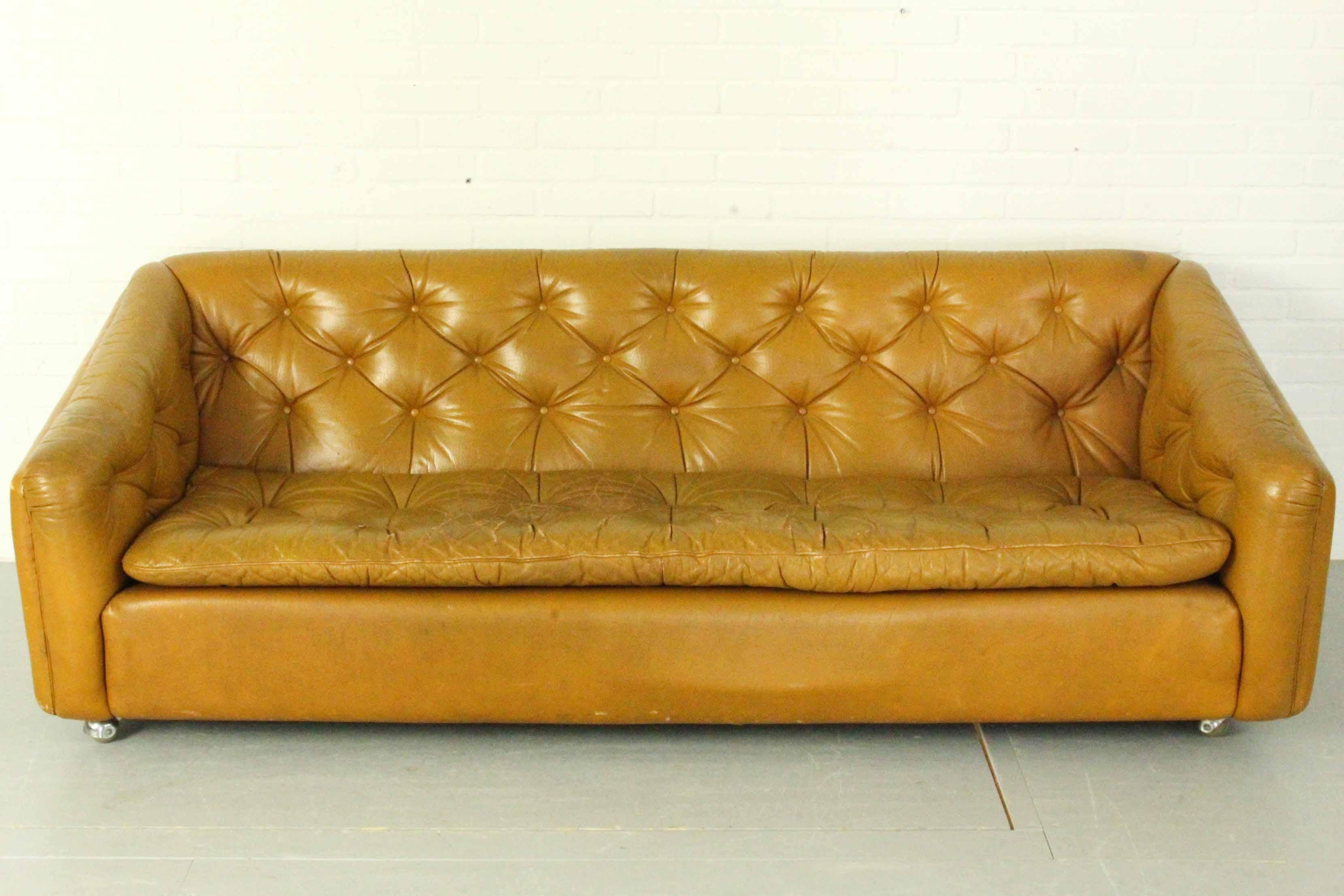 Schönes klassisches Design-Sofa mit cognacfarbenem Lederbezug. Das Sofa ist in Vintage-Zustand, das Leder zeigt sein Alter mit Patina Kratzer und Risse, aber keine Risse.