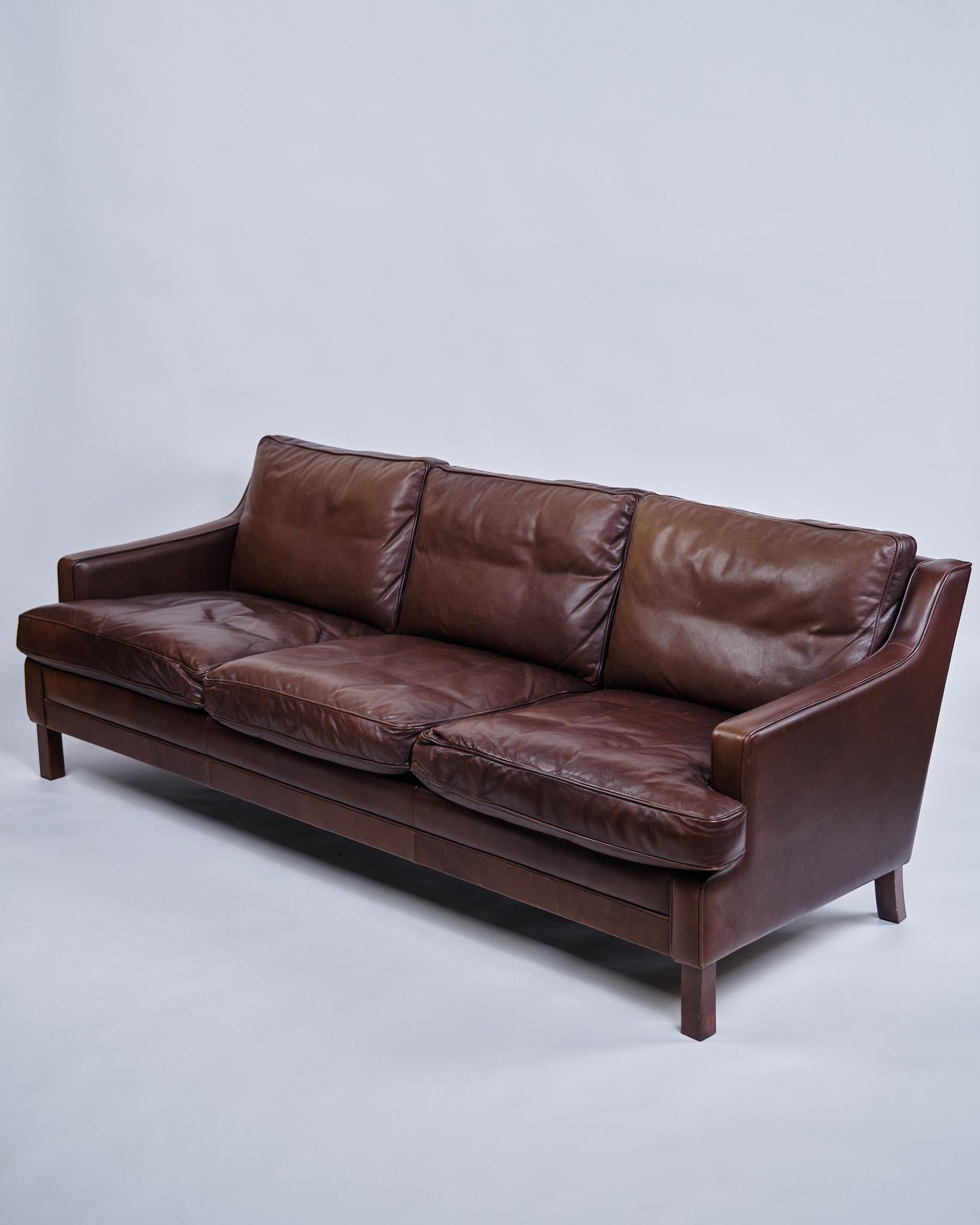 Divano danese a 3 posti in pelle marrone degli anni '70. Classico design danese.

- Origine: Danimarca
- Periodo: 1970s
- Design: Design danese
- Materiale: Pelle marrone
- Capacità: 3 persone
- Dimensioni: H: 70 cm, L: 190 cm, P: 85 cm, SH: 42 cm
-