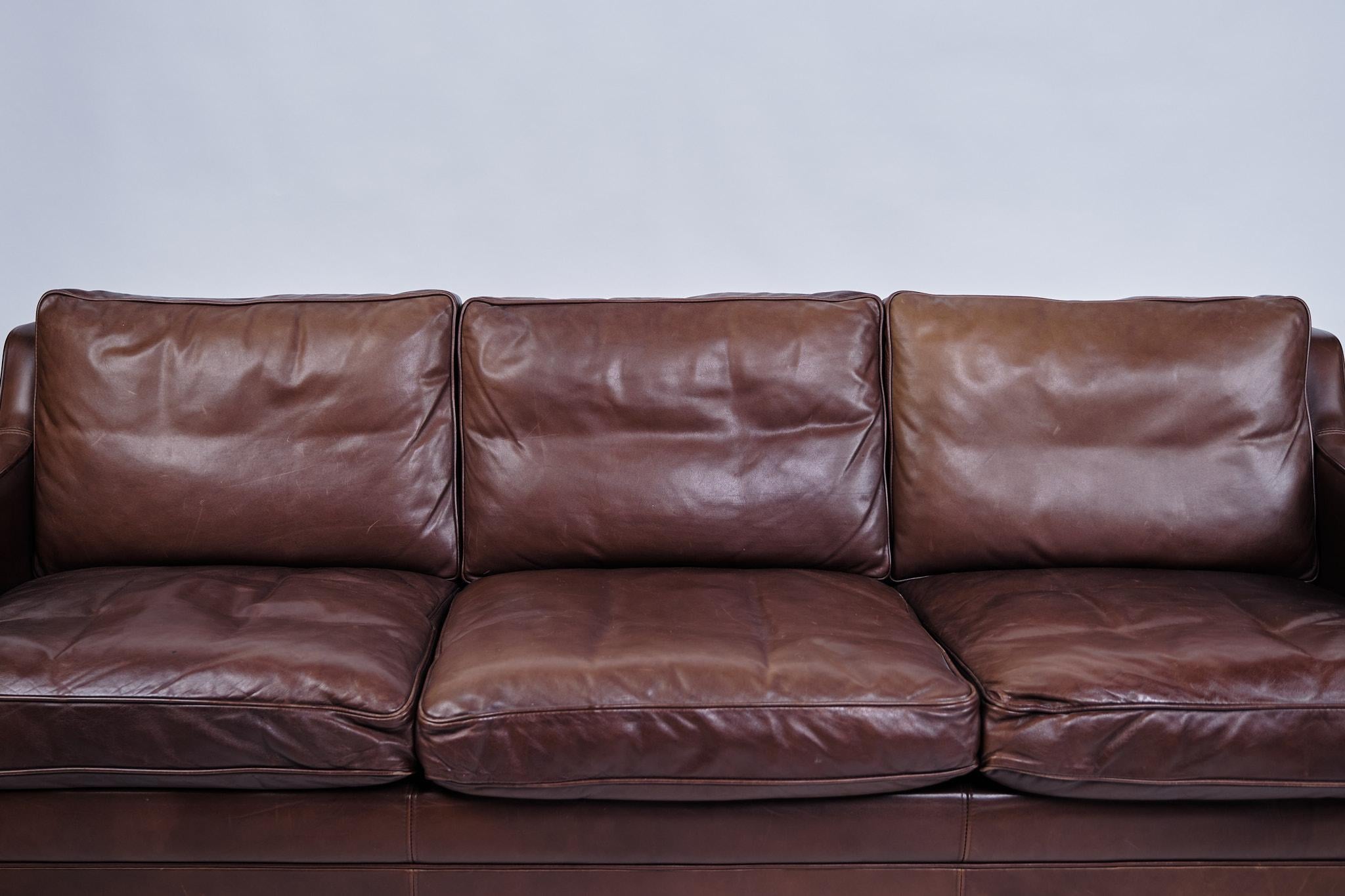 Divano a 3 posti in pelle marrone, design danese degli anni '70 In condizioni buone in vendita a Lejre, DK