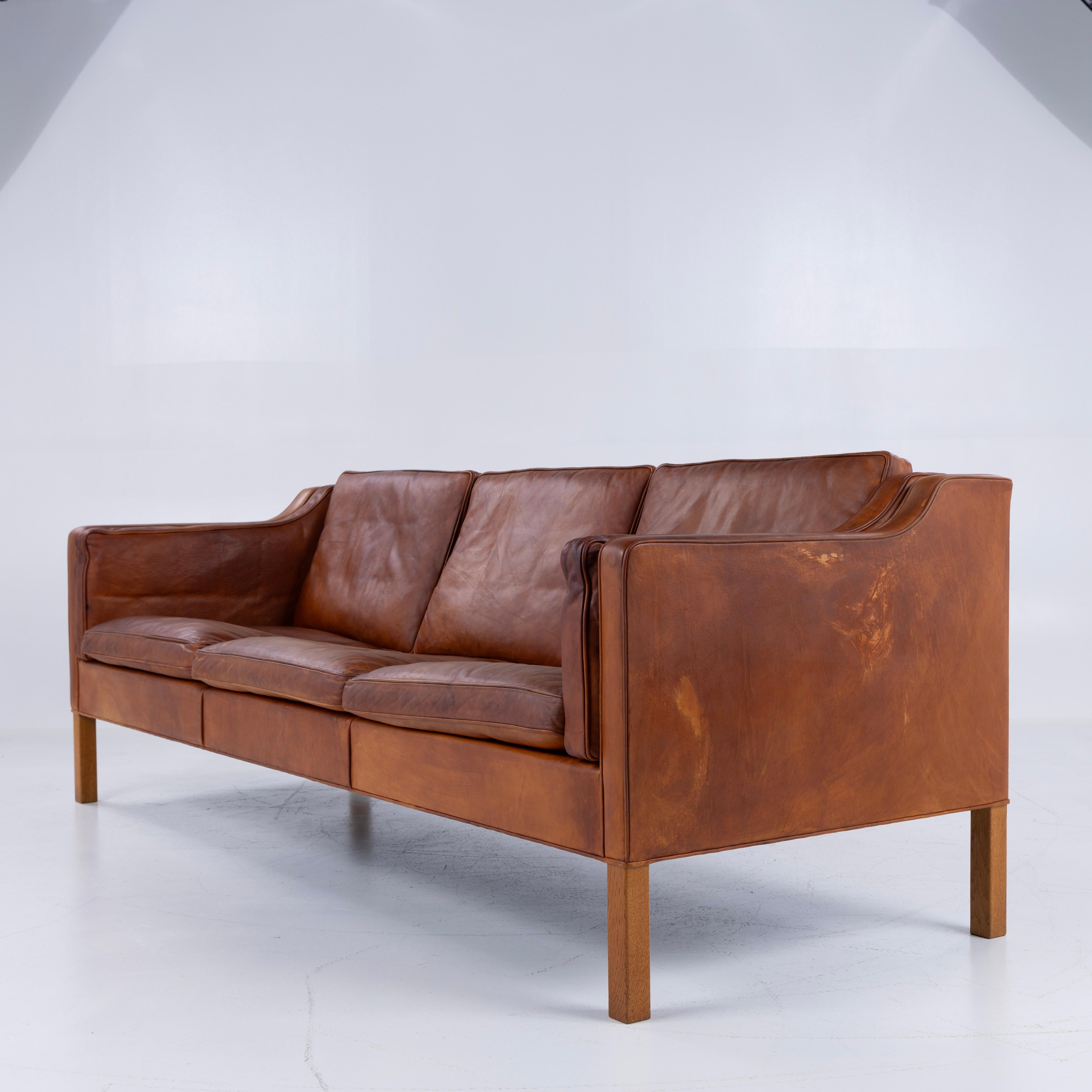 BM 2213 - 3-seater sofa in original, patinated natural leather with legs in patinated oak.
Designed by Børge Mogensen and made by Fredericia Furniture. 1960's.