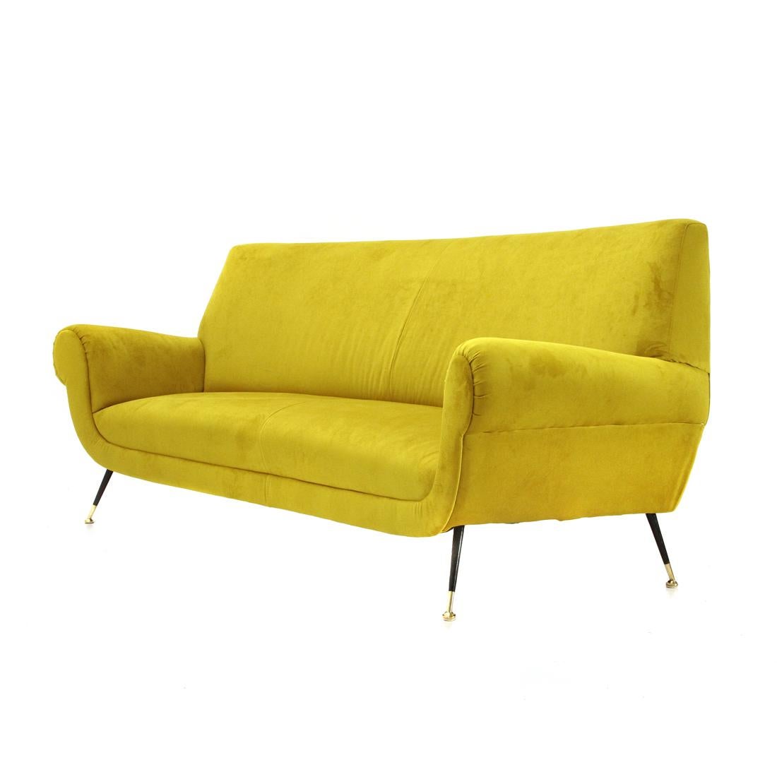 Italian-made sofa produced in the early 1960s.
Padded wooden structure lined with new ocher yellow velvet fabric.
Spiked feet in black painted metal with brass terminals.
Good general conditions.

Dimensions: Length 210 cm, depth 90 cm, height