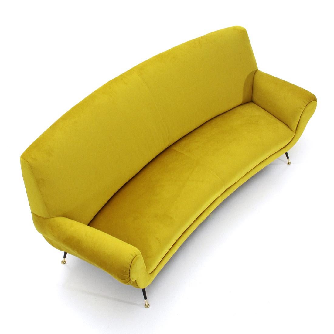 3-Seat Sofa in Yellow Ocher Velvet, 1960s In Good Condition For Sale In Savona, IT
