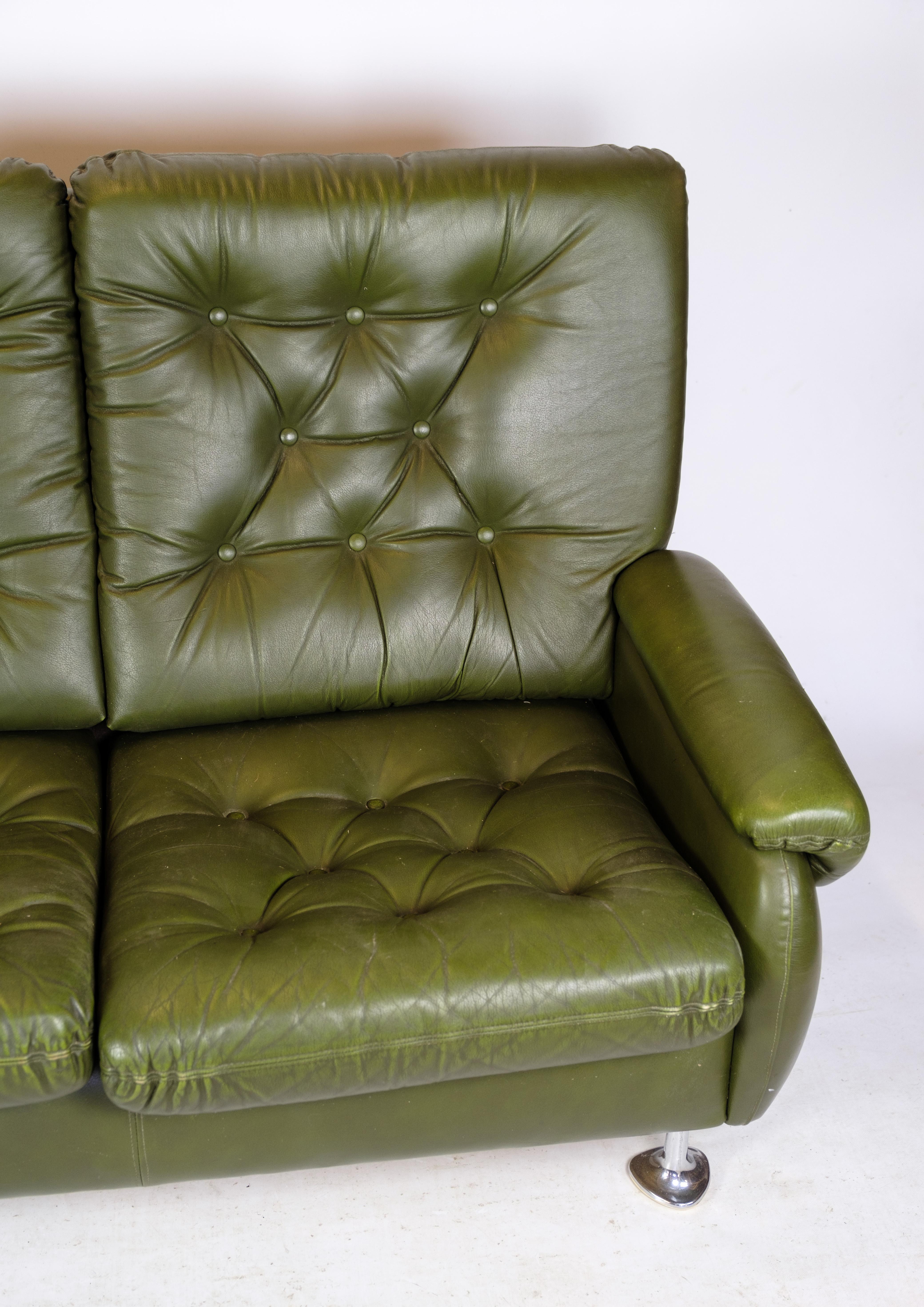 Canapé 3 places en cuir vert foncé et pieds chromés du début des années 1970.
Mesures en cm : H:90 W:195 D:65 SH:40
