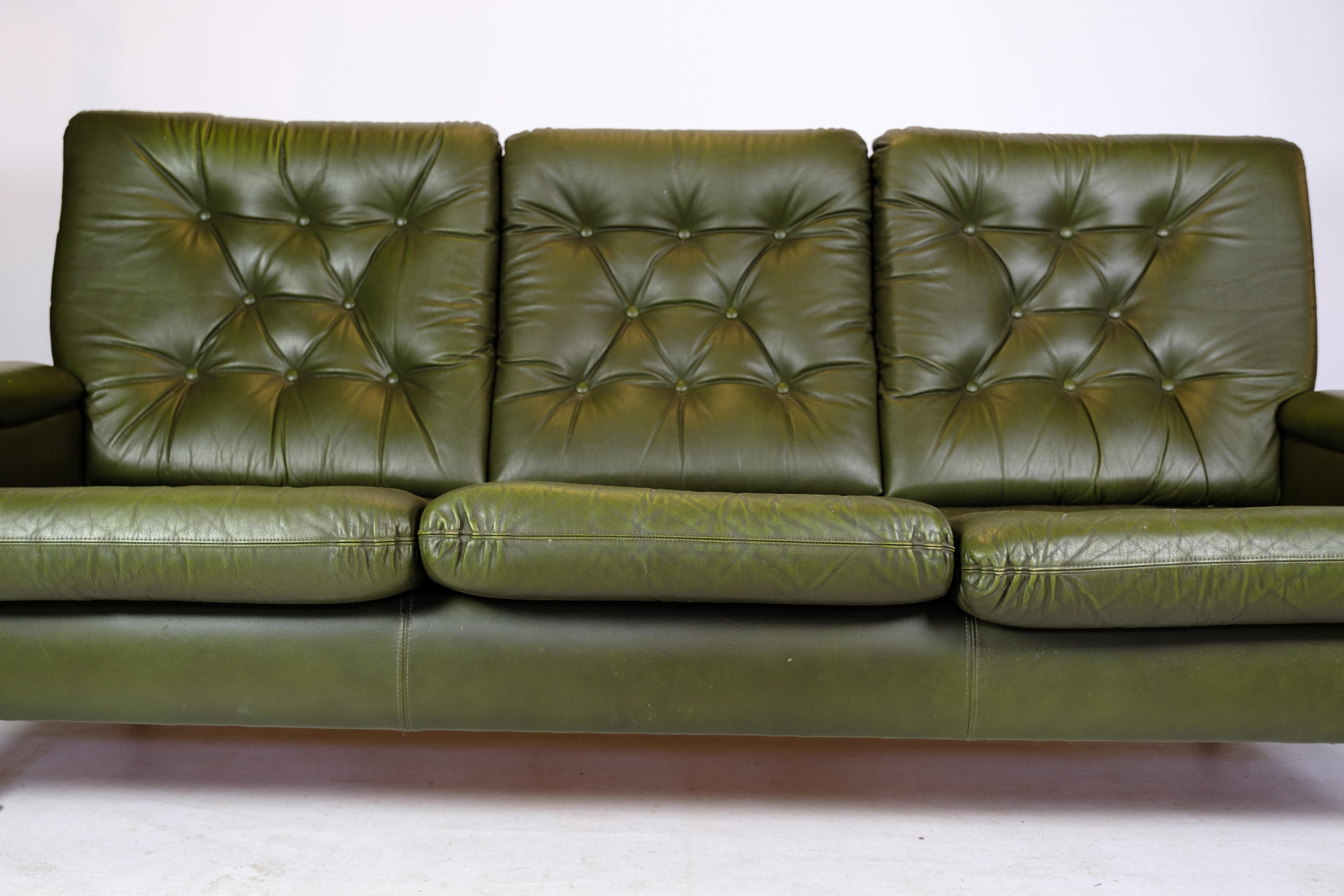 Cuir Canapé 3 places en cuir vert foncé avec pieds chromés des années 1970 en vente