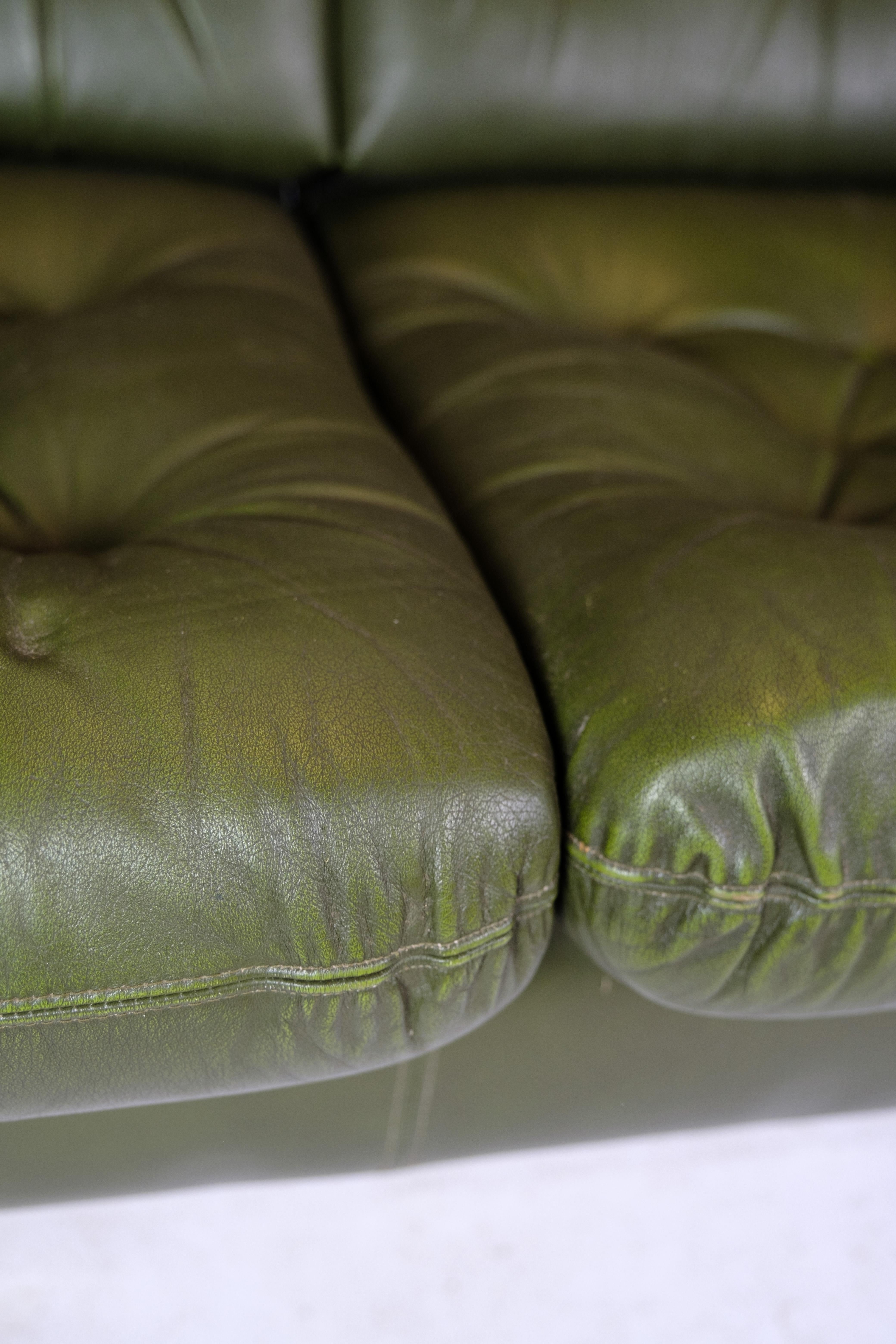 Canapé 3 places en cuir vert foncé avec pieds chromés des années 1970 en vente 1