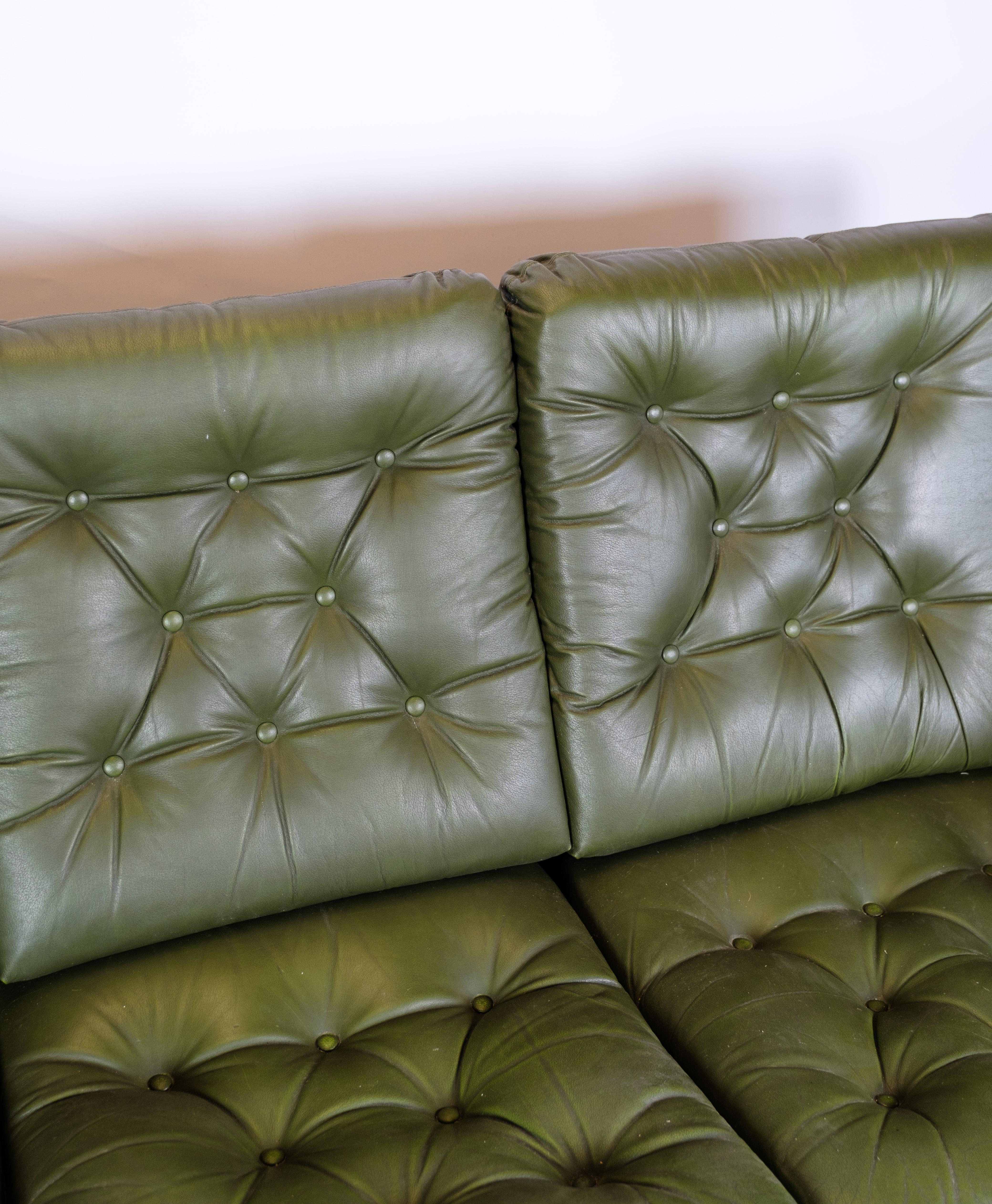 Canapé 3 places en cuir vert foncé avec pieds chromés des années 1970 en vente 2