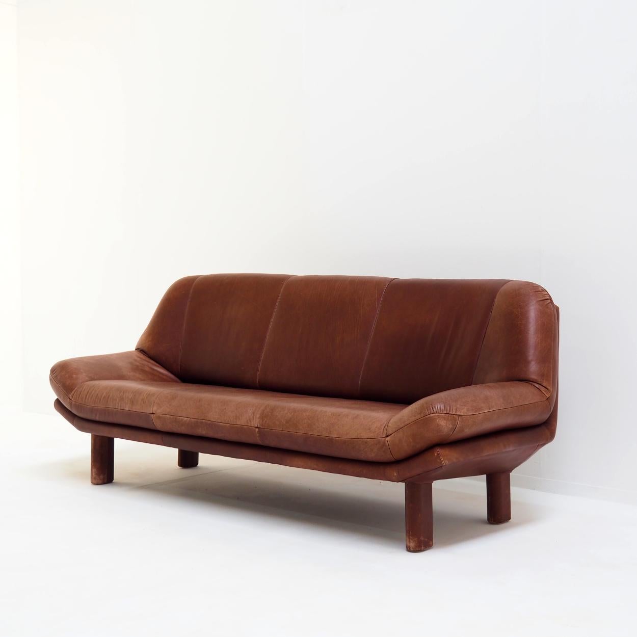 3-Sitzer-Sofa mit brauner Lederpolsterung und großer Patina im Angebot 4