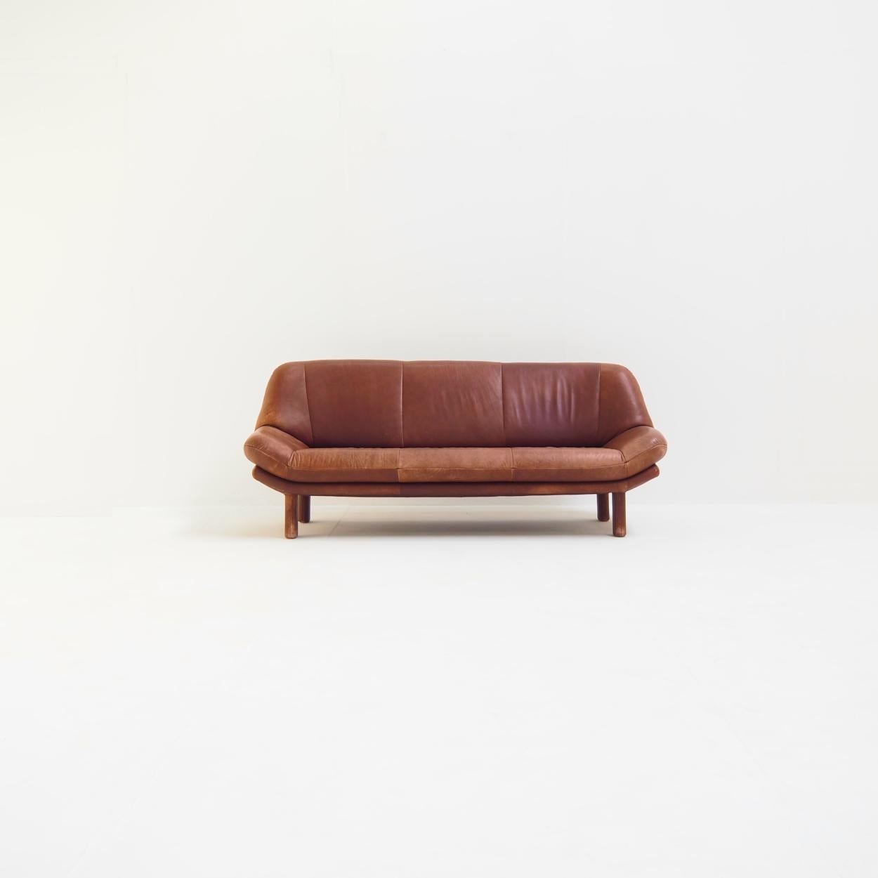 Dieses 3-Sitzer-Sofa aus den 1970er Jahren ist ein schönes Beispiel für brutalistisches Design, das rohen Minimalismus mit viel Charakter verbindet.

Er ist mit braunem Leder gepolstert und weist eine wunderschön gealterte Patina auf, die Jahrzehnte