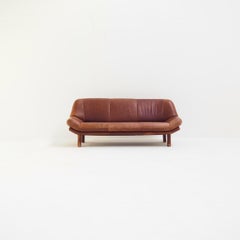 Sofá de 3 plazas con gran pátina en tapicería de cuero marrón