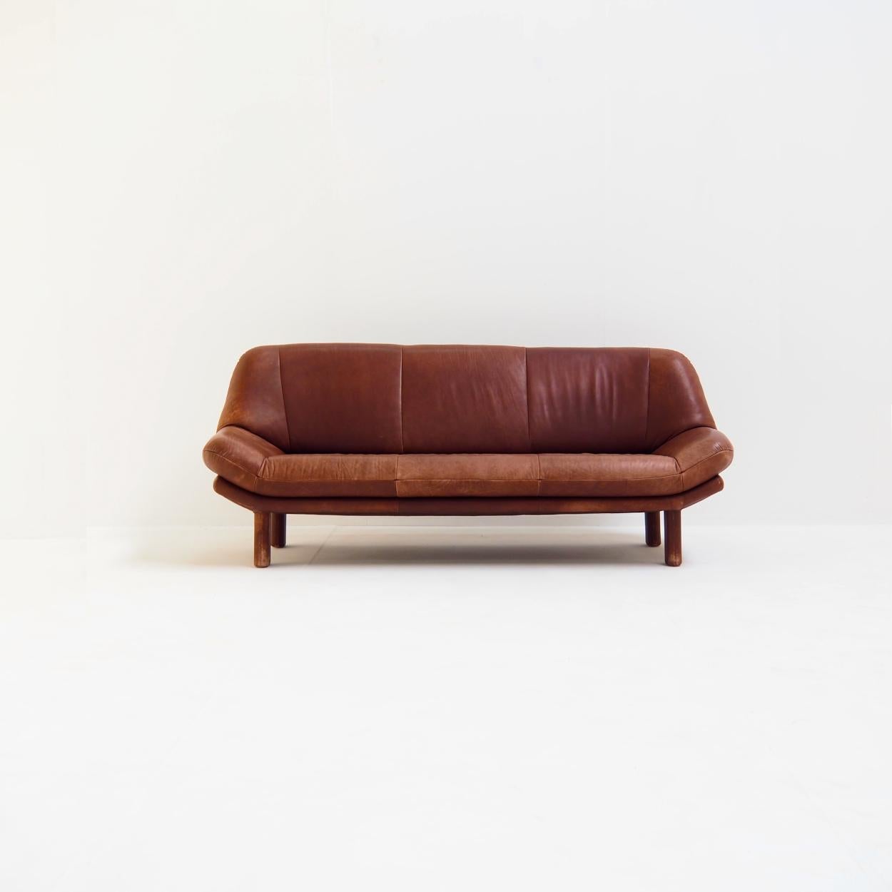 3-Sitzer-Sofa mit brauner Lederpolsterung und großer Patina (Schwedisch) im Angebot