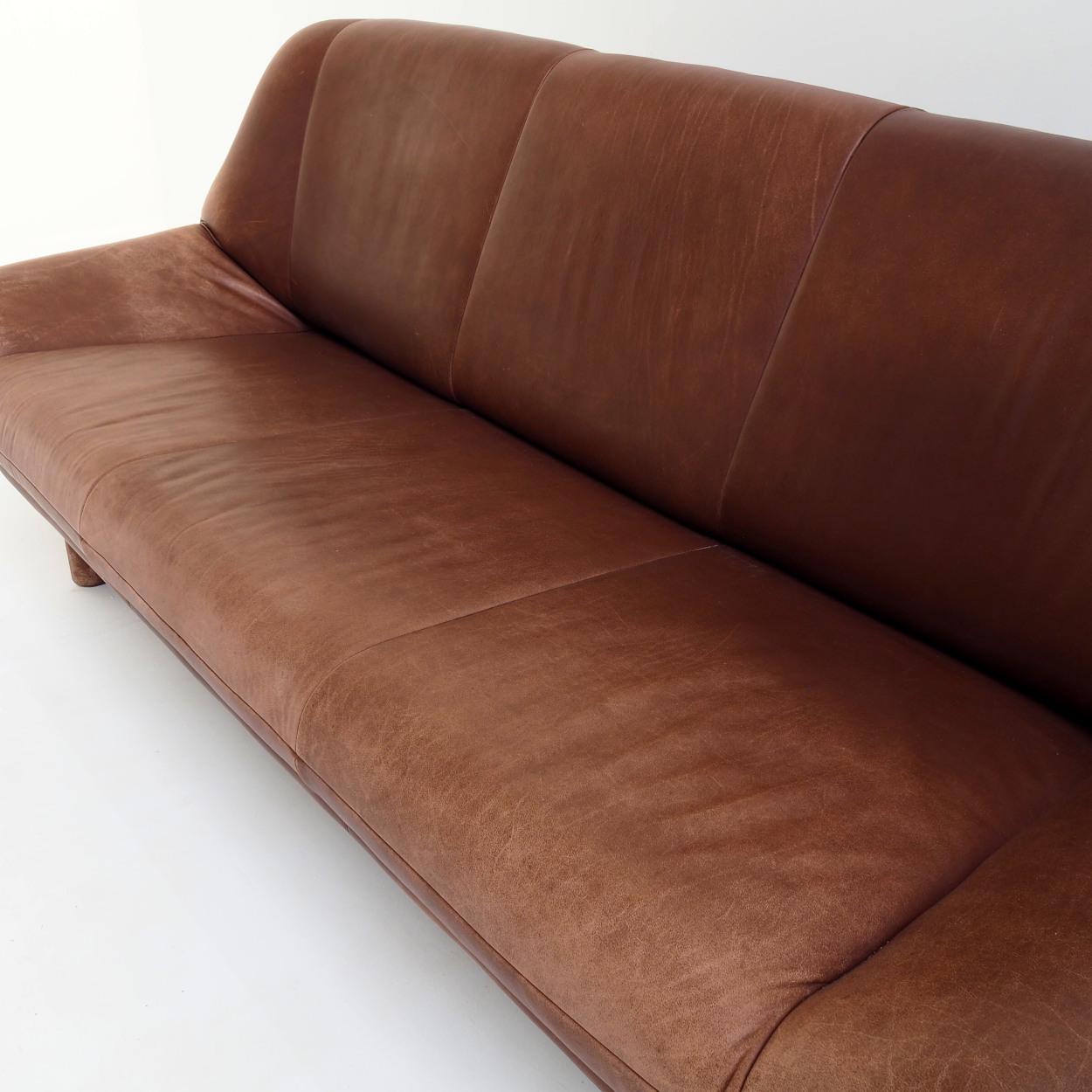 3-Sitzer-Sofa mit brauner Lederpolsterung und großer Patina im Zustand „Gut“ im Angebot in Beerse, VAN
