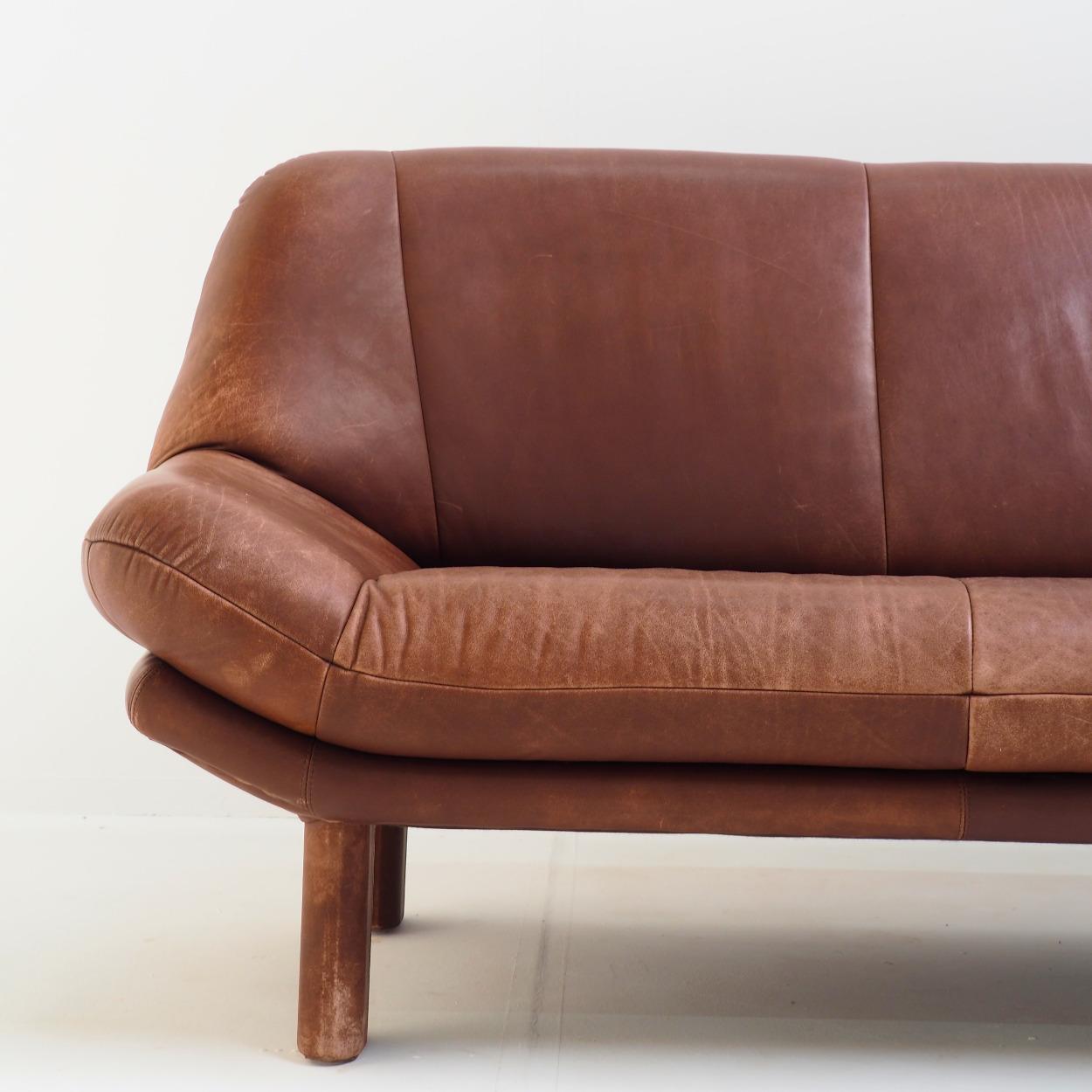 3-Sitzer-Sofa mit brauner Lederpolsterung und großer Patina (Ende des 20. Jahrhunderts) im Angebot