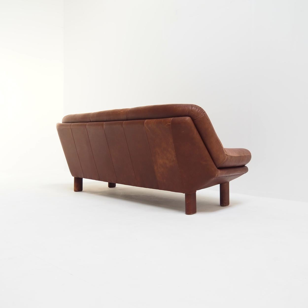 3-Sitzer-Sofa mit brauner Lederpolsterung und großer Patina im Angebot 1