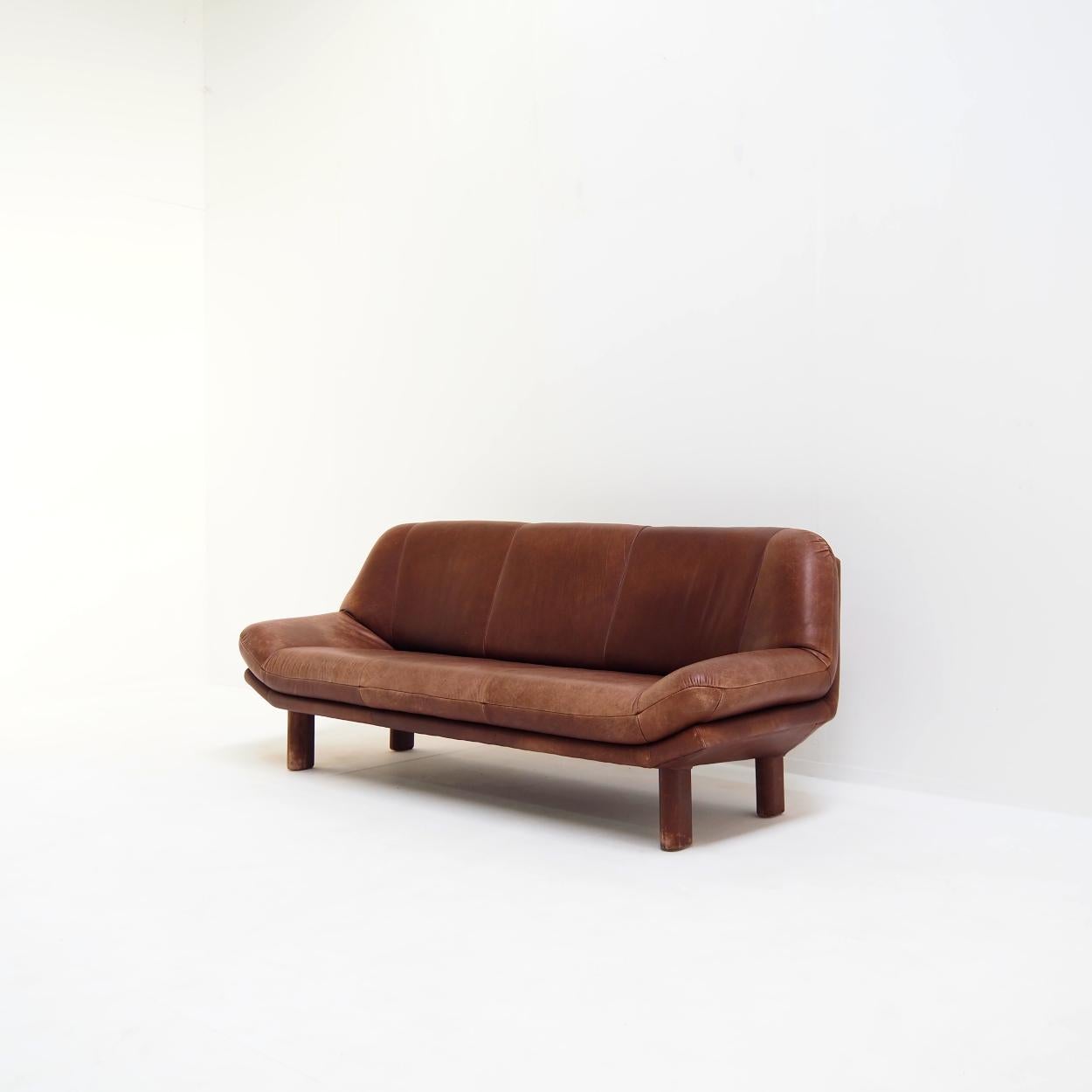 3-Sitzer-Sofa mit brauner Lederpolsterung und großer Patina im Angebot 2