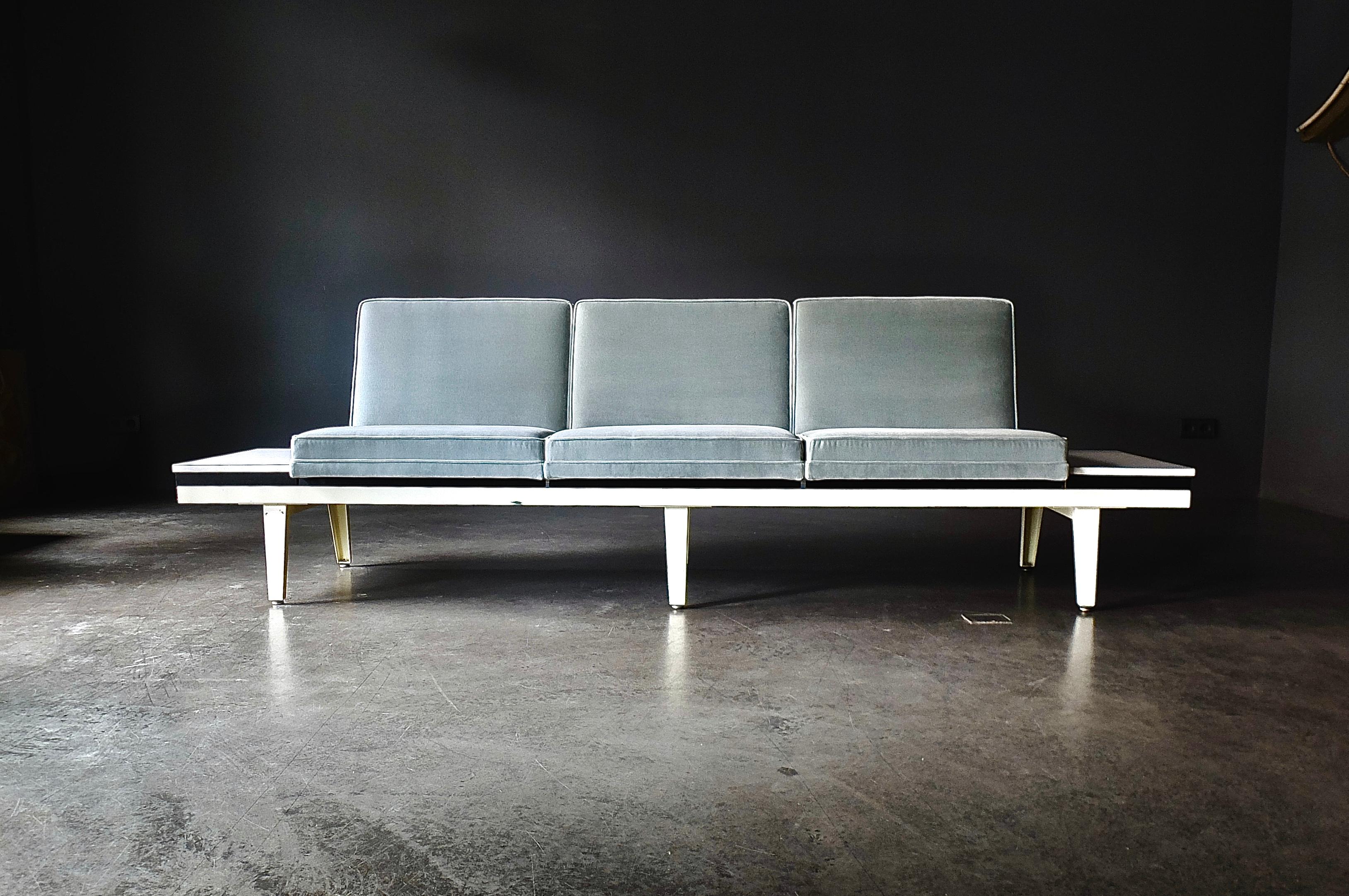 Reason and feeling, steel and velvet. At the end of the 1950s the working world became modern: with the emergence of the service economy, more and more office workplaces were created. Of course, the furnishings were all about rationalization: the