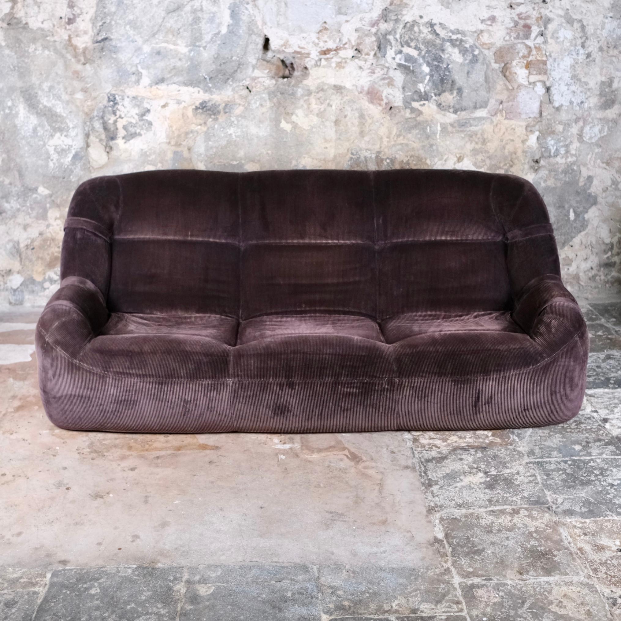 Raro sofá de 3 plazas de Ligne Roset, fabricado en Francia en la década de 1970.
Entre el sofá Kali, del mismo editor, y el sofá Nuvolone, de Rino Maturi, presenta una original pana marrón oscura.
Espuma, bonitos detalles de tirantes y costuras.
Muy