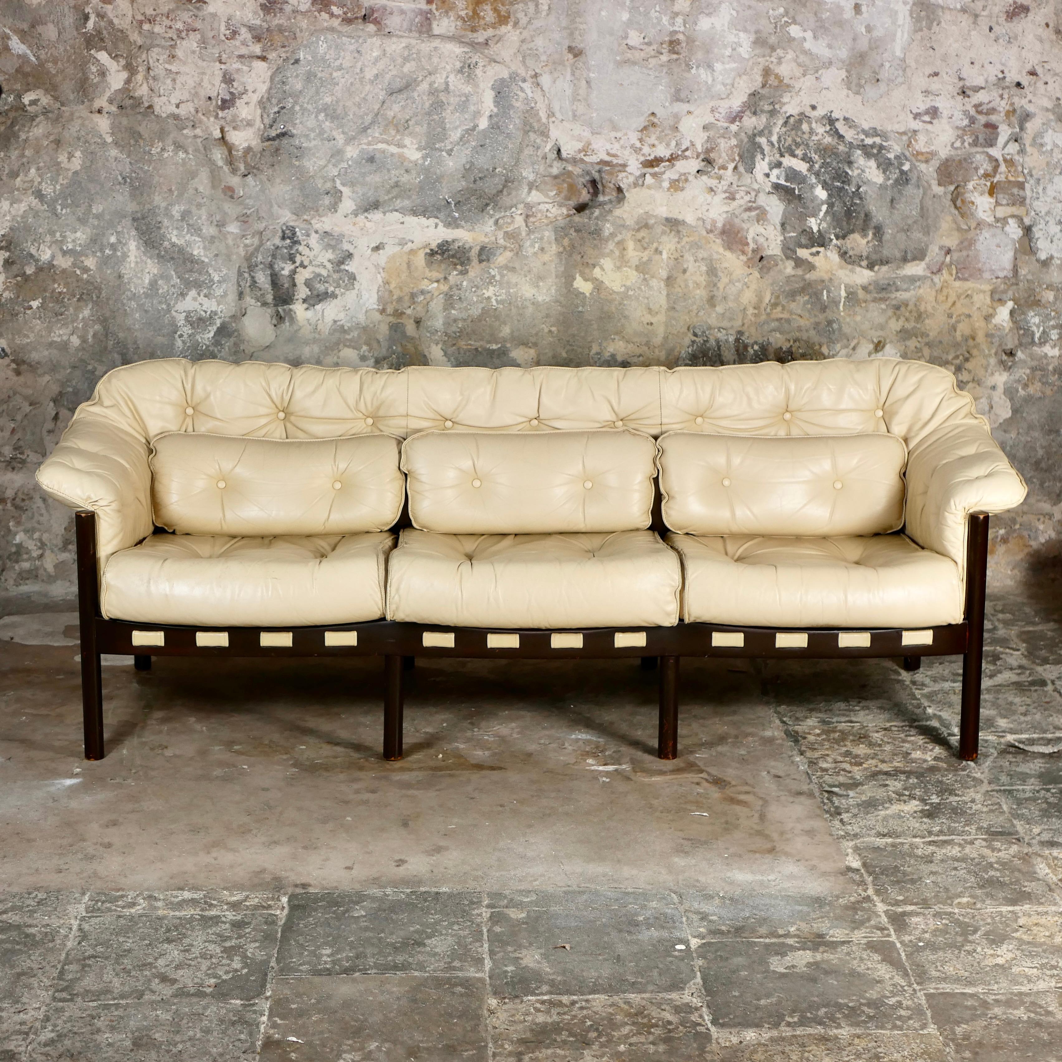 3 seats scandinavian sofa in cream leather, designed by Sven Ellekaer for Coja, Netherlands, in the 1970s.
In the style of Arne Norell's design.
Beautiful line and details, very confortable.
Good condition, few traces of time (wood, leather), see