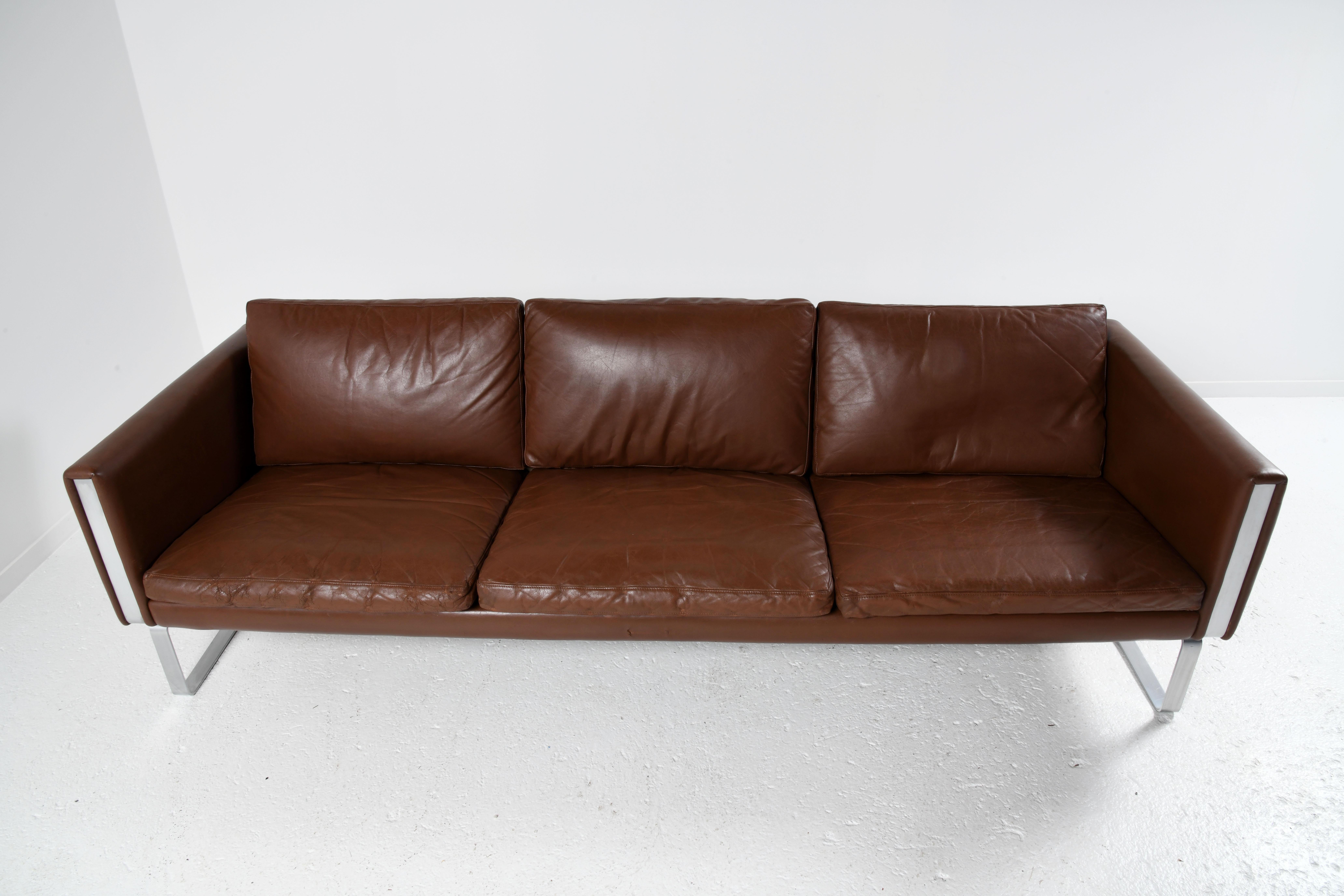 3 seats sofa brown leather JH 803 design by Hans Wegner for Johannes Hansen 70s In Good Condition In SAINT-YRIEIX-SUR-CHARENTE, FR