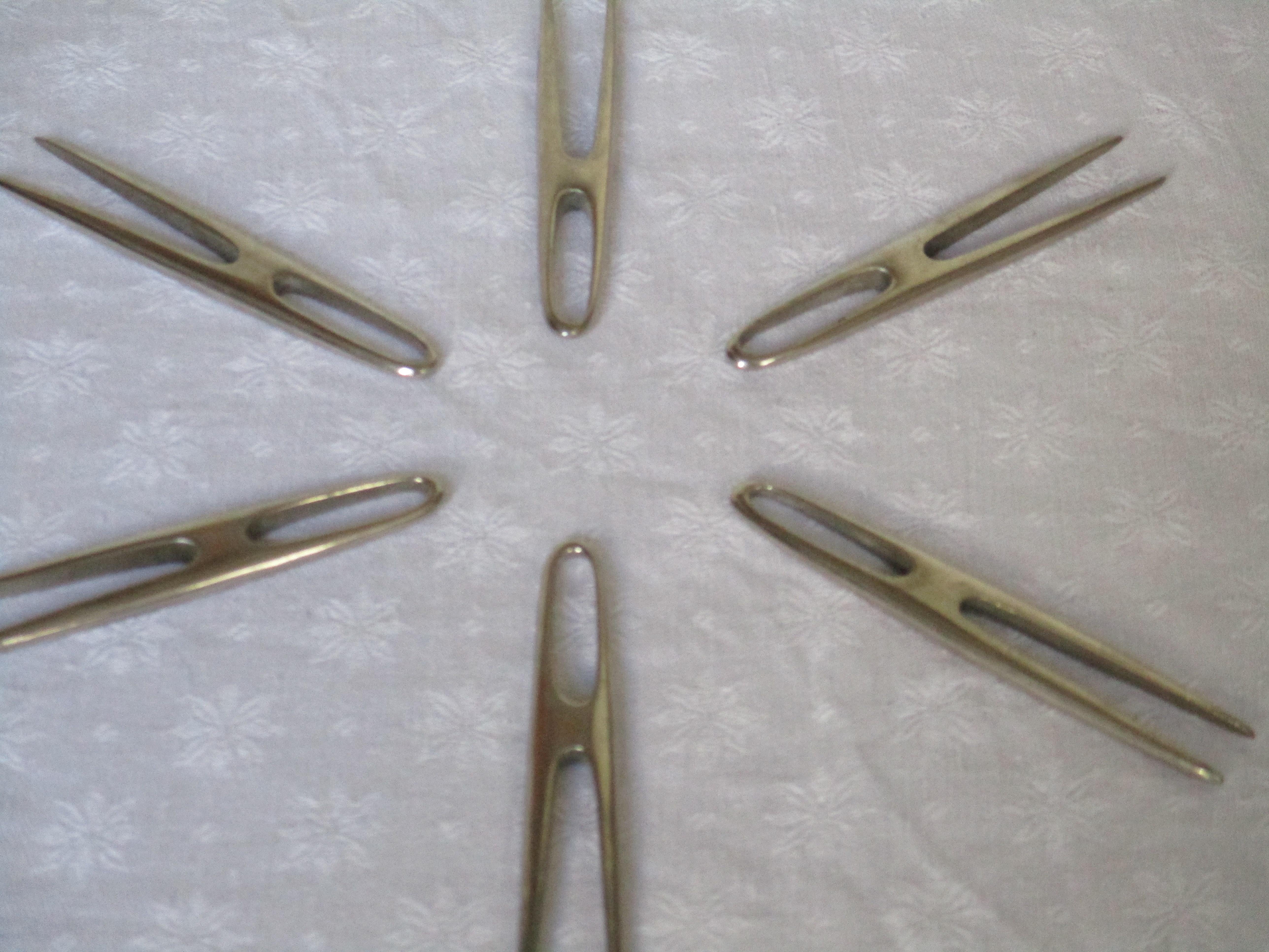 3 Sets (6 Stück) Maiskolbenhalter von Carl Aubock II.

Die Maiskolbenhalter sind auch im Auböck-Katalog abgebildet (siehe Foto). 
Die Halter haben eine schöne stromlinienförmige Form, und es schien, dass sie zu Carl Aubocks Lieblingsstücken