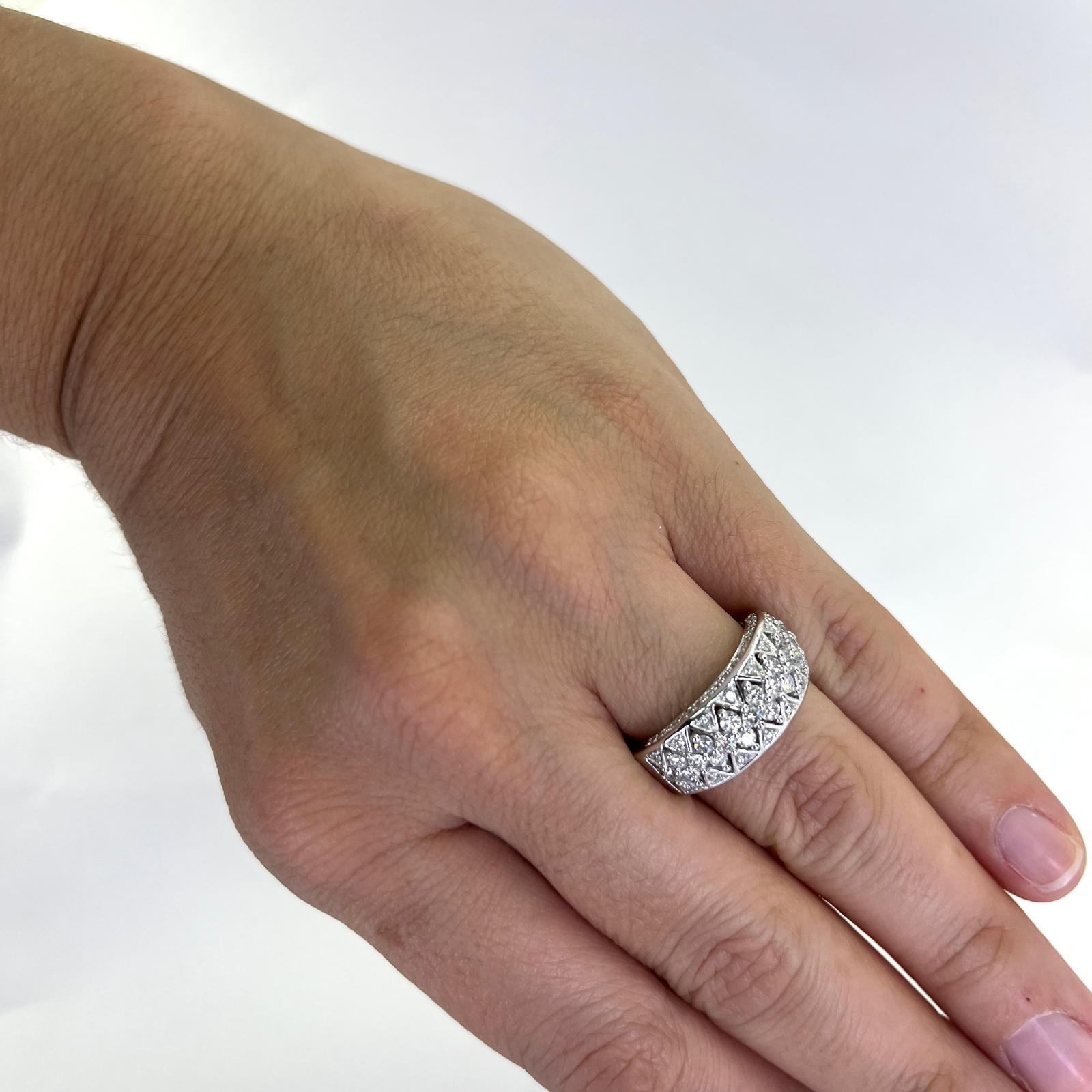 Anello con diamanti in oro bianco 14 carati con design a cupola su tre lati. 76 diamanti rotondi taglio Brilliante di purezza SI e colore H per un totale di circa 1,00 carati. Misura delle dita 6.5. Include un servizio di dimensionamento prima della