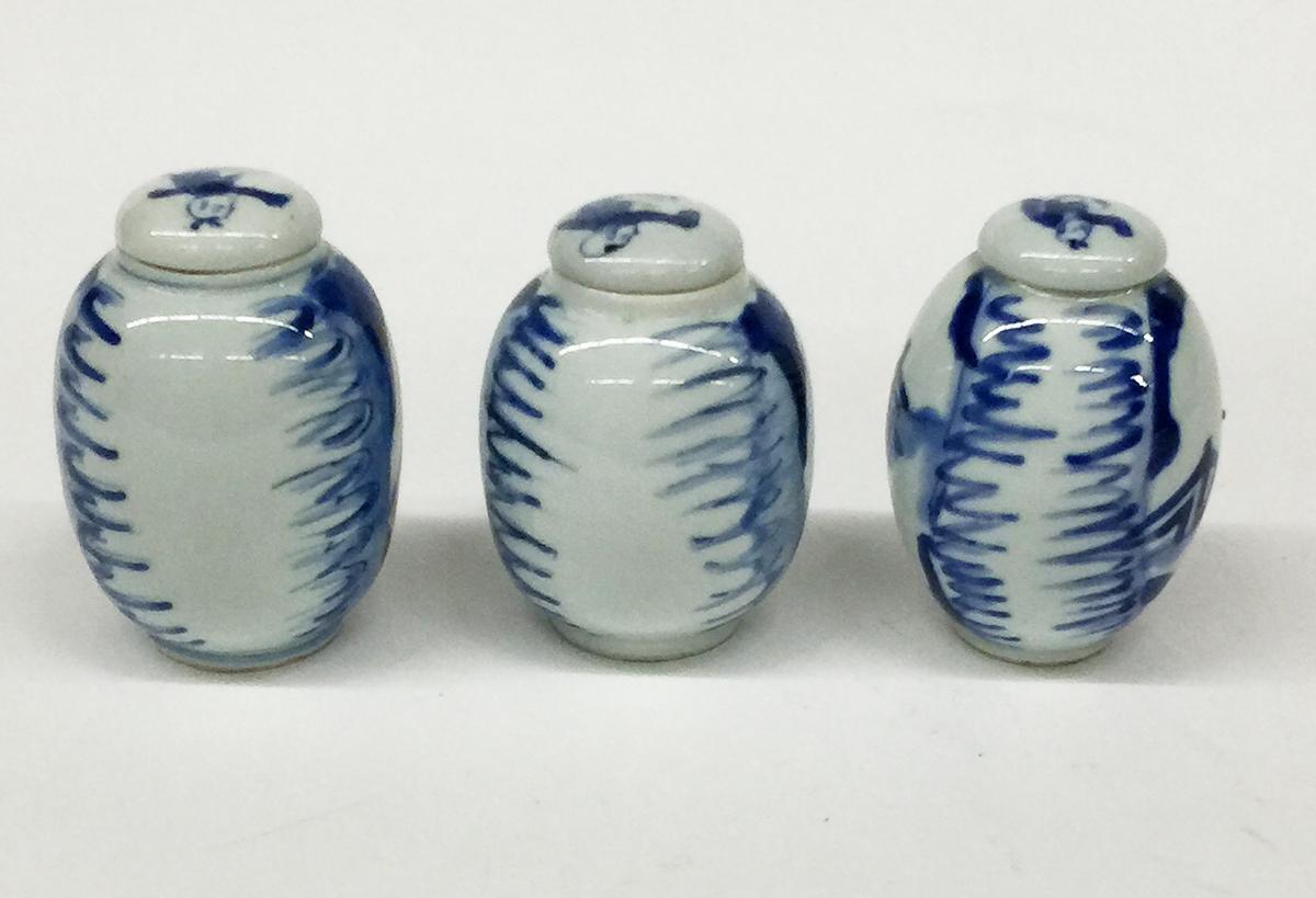 3 small Chinese porcelain lidded Ginger Jars, 18th-19th century

All three has no marks

The scenes of the jars are ladies at a table playing Weigi

Jar 1 : 10 cm high and 7 cm diagonal (No crack in the lid, this is happened during baking