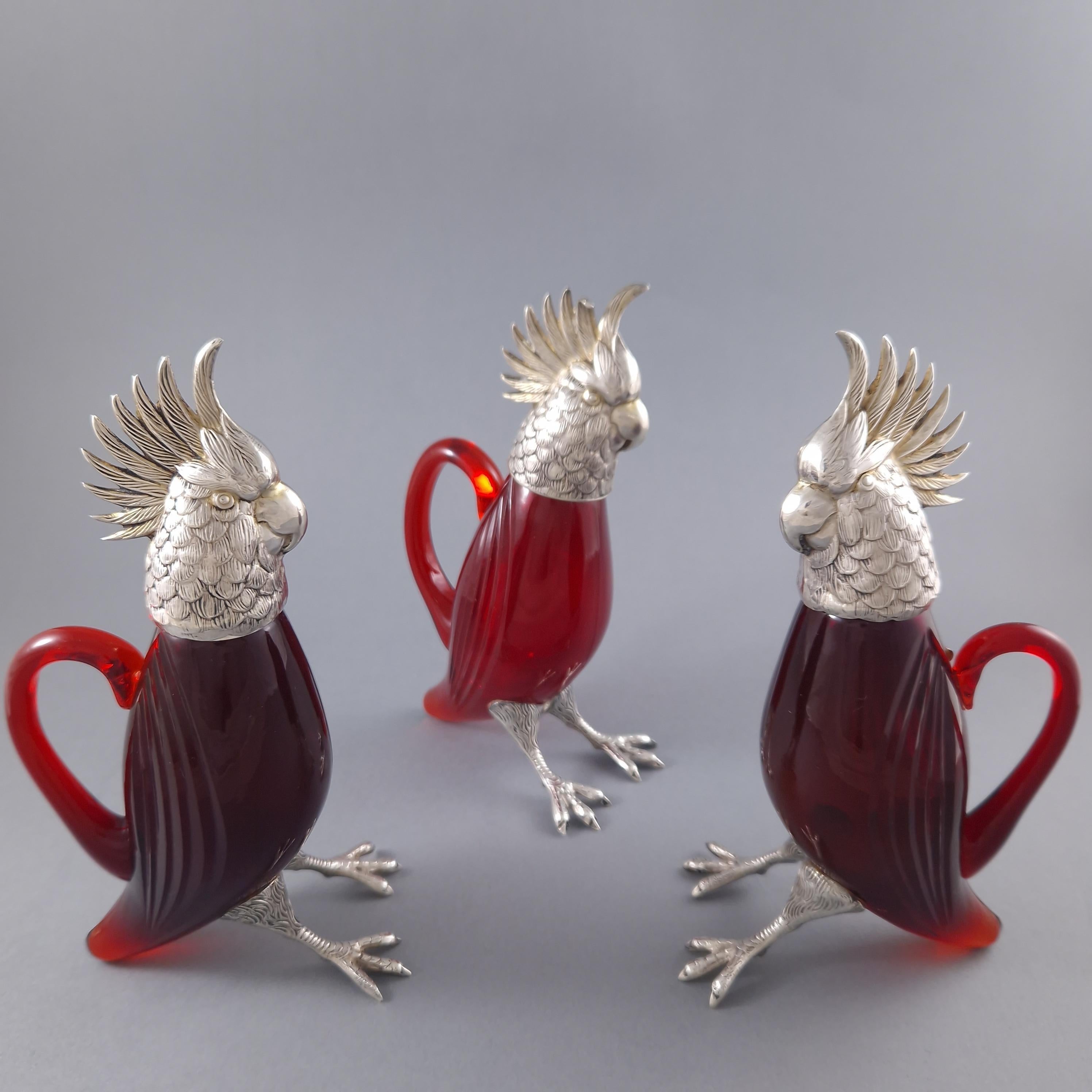 Magnifique ensemble de 3 petites carafes en forme de cacatoès en verre rouge et argent sterling 

Poinçon d'argent 
Hauteur : 15.5 cm