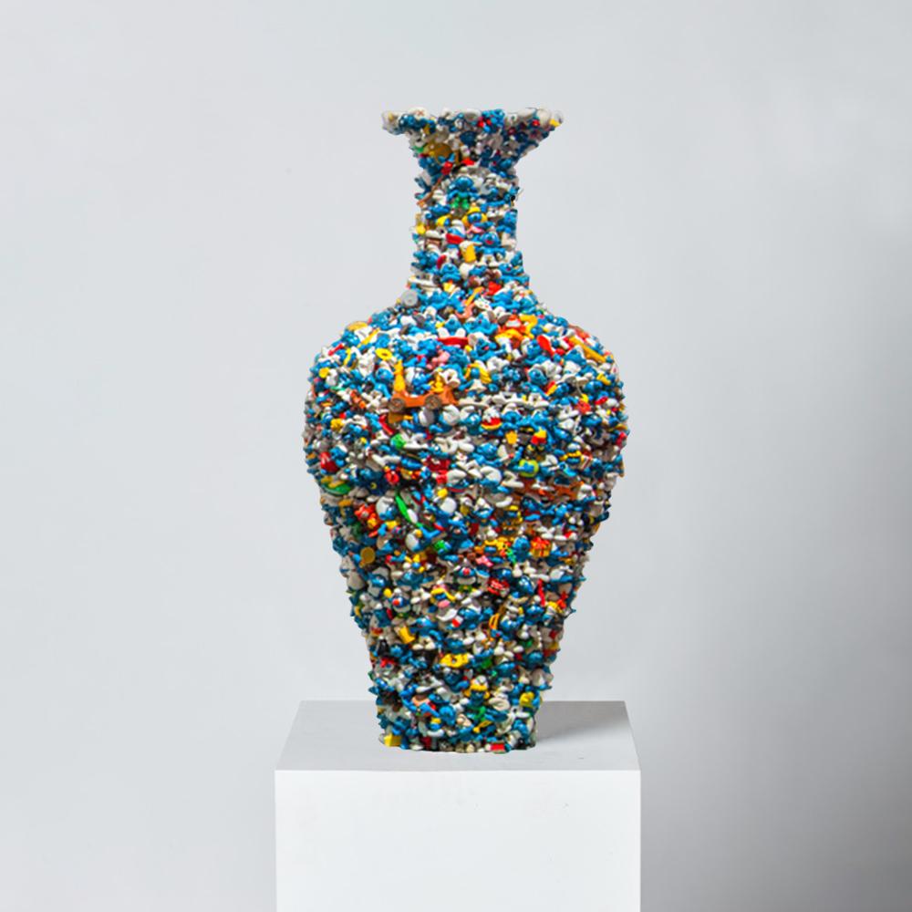 Smurf vase is a decorative piece made with hundreds of iconic figures from the past. It is part of the ‘Cherished’ collection, Diederik Schneemann’s latest project revolving around the concept of collecting. In search of new interesting materials to